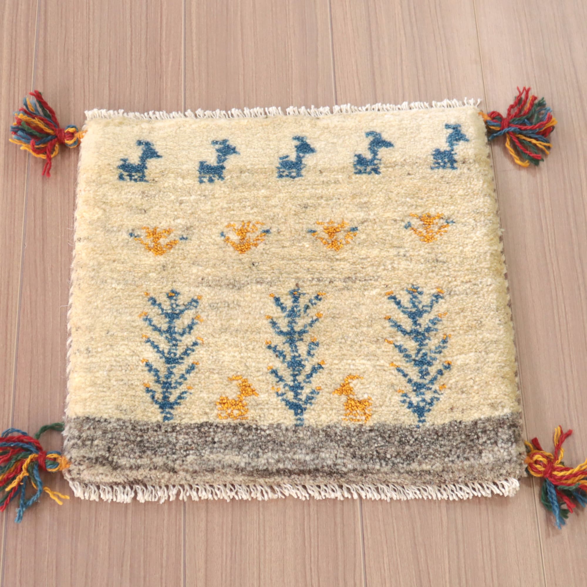 ギャッベ イラン産　手織りラグ アイボリー　動物と草花