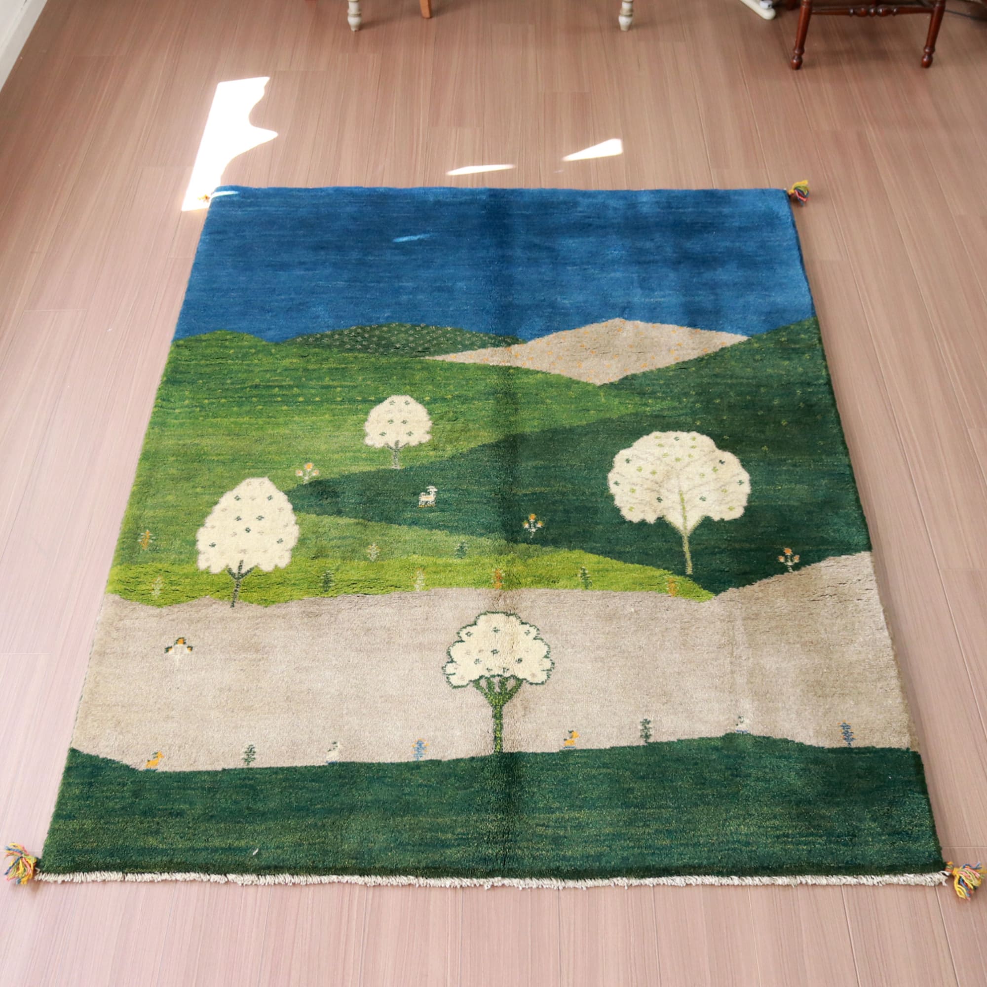 ギャッベ 手織りラグ イラン産絨毯 ほのぼの　白い花の咲く風景