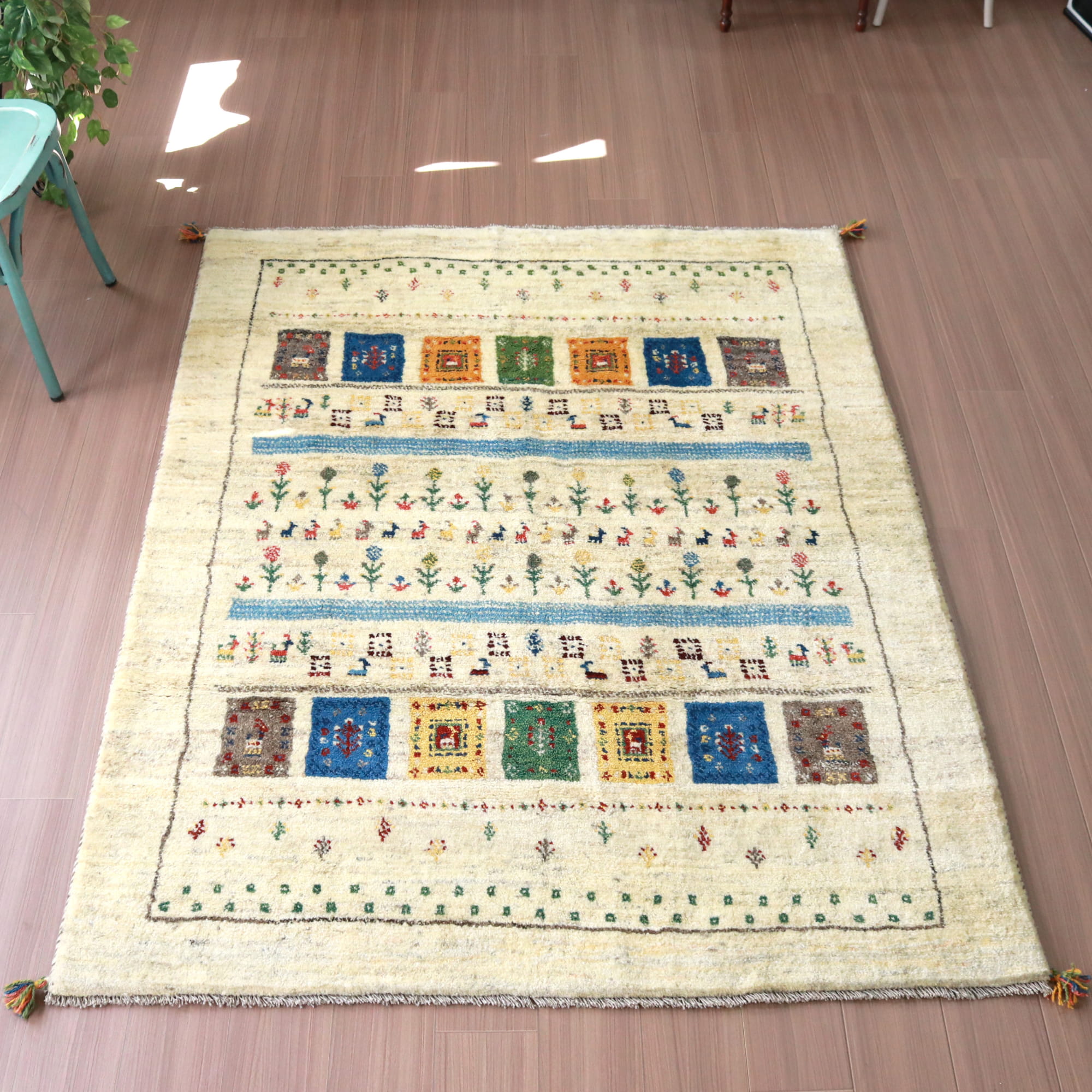 ギャッベ 手織りラグ イラン産絨毯 ナチュラルアイボリー　カラフルなタイルお花畑