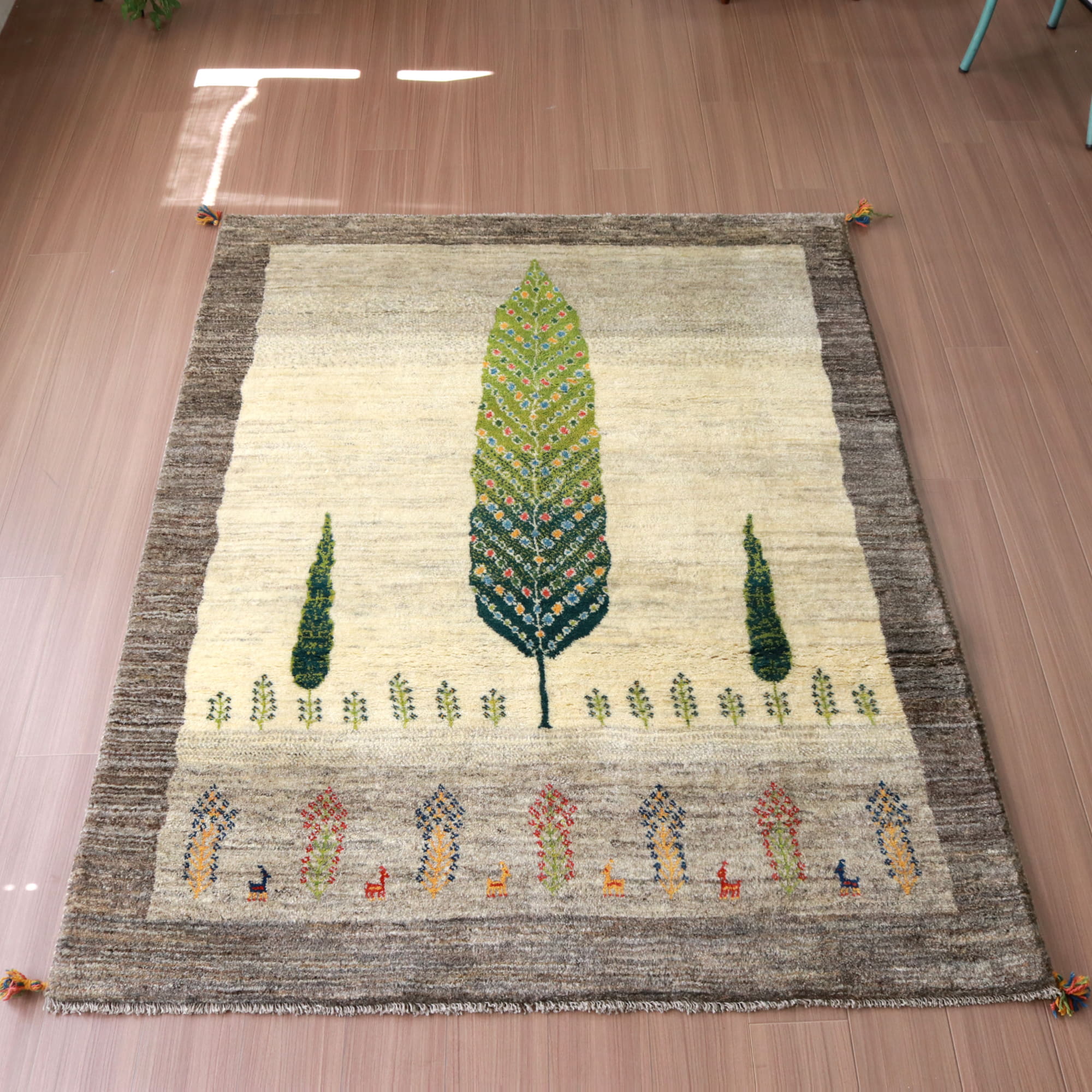 ギャッベ 手織りラグ イラン産絨毯 ナチュラルアイボリー　背の高いイトスギの木