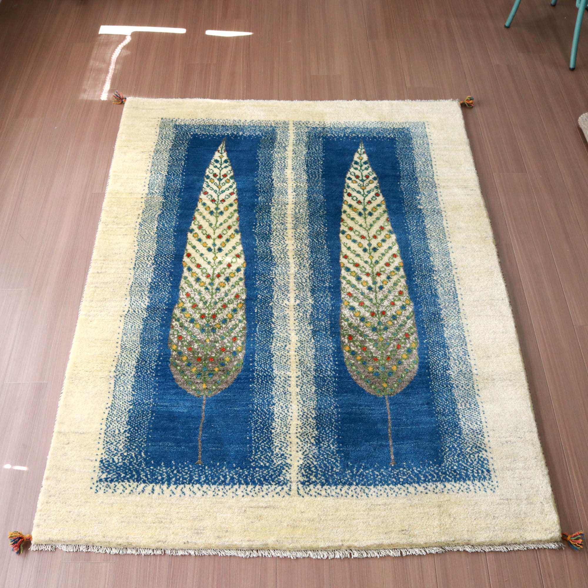 ギャッベ 手織りラグ イラン産絨毯 背の高い２本のイトスギの木