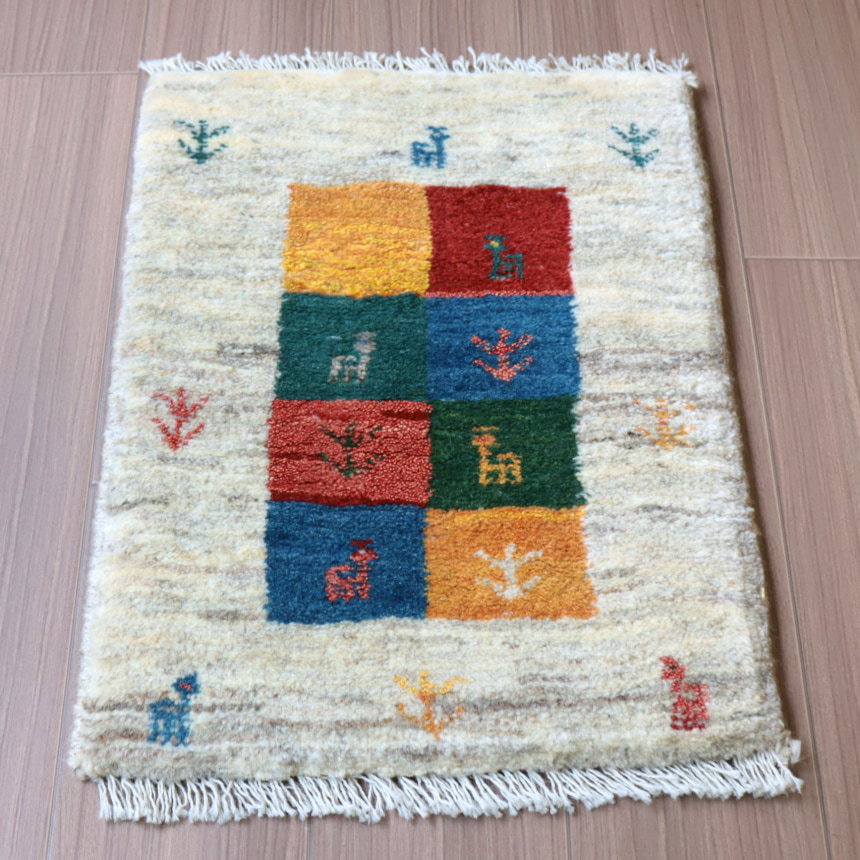 ミニギャッベ　イランの手織りラグ GABBEH 60×42cm ナチュラルアイボリー　カラフルタイル