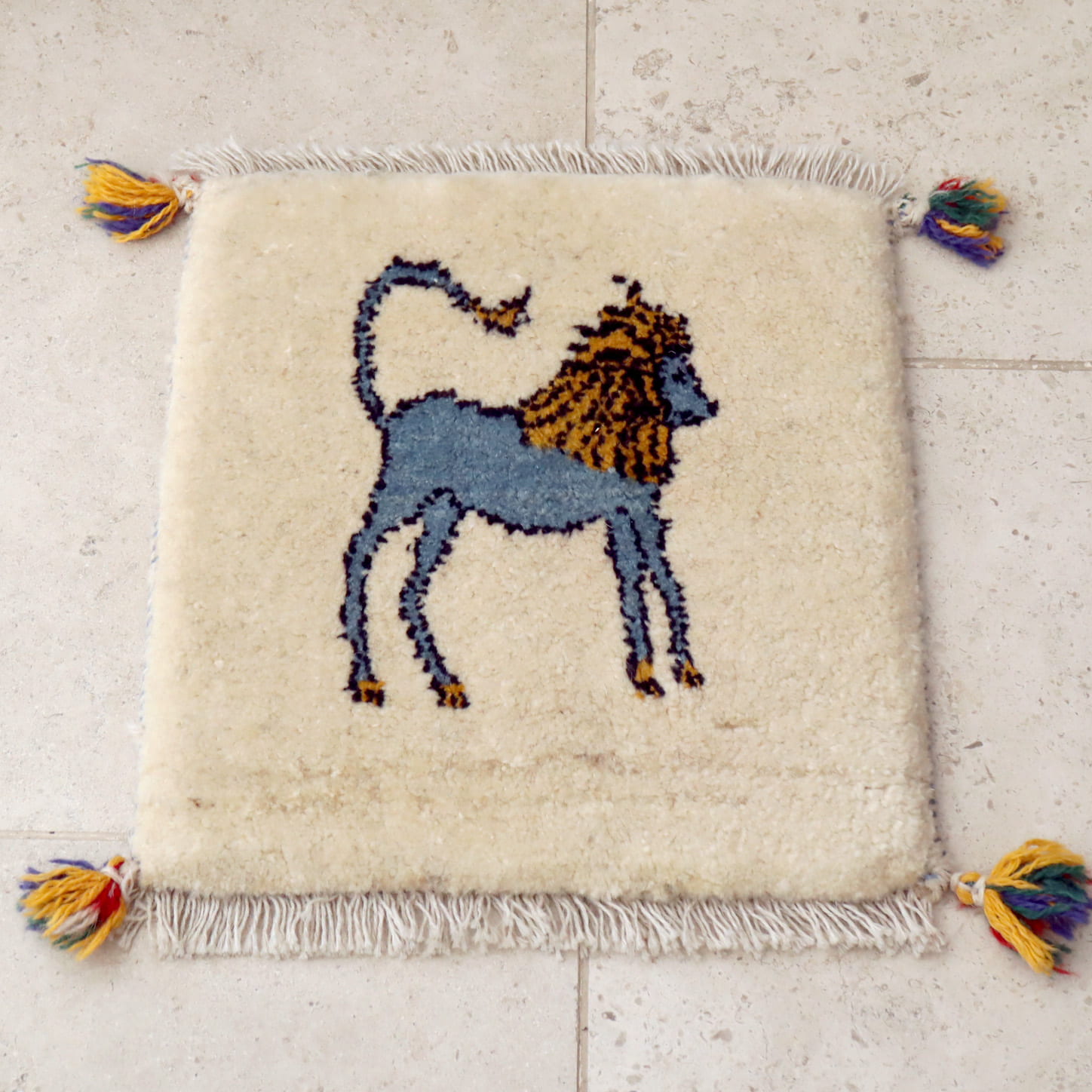 ギャッベ　イラン 手織り 46x42cm スタイルのいいライオン