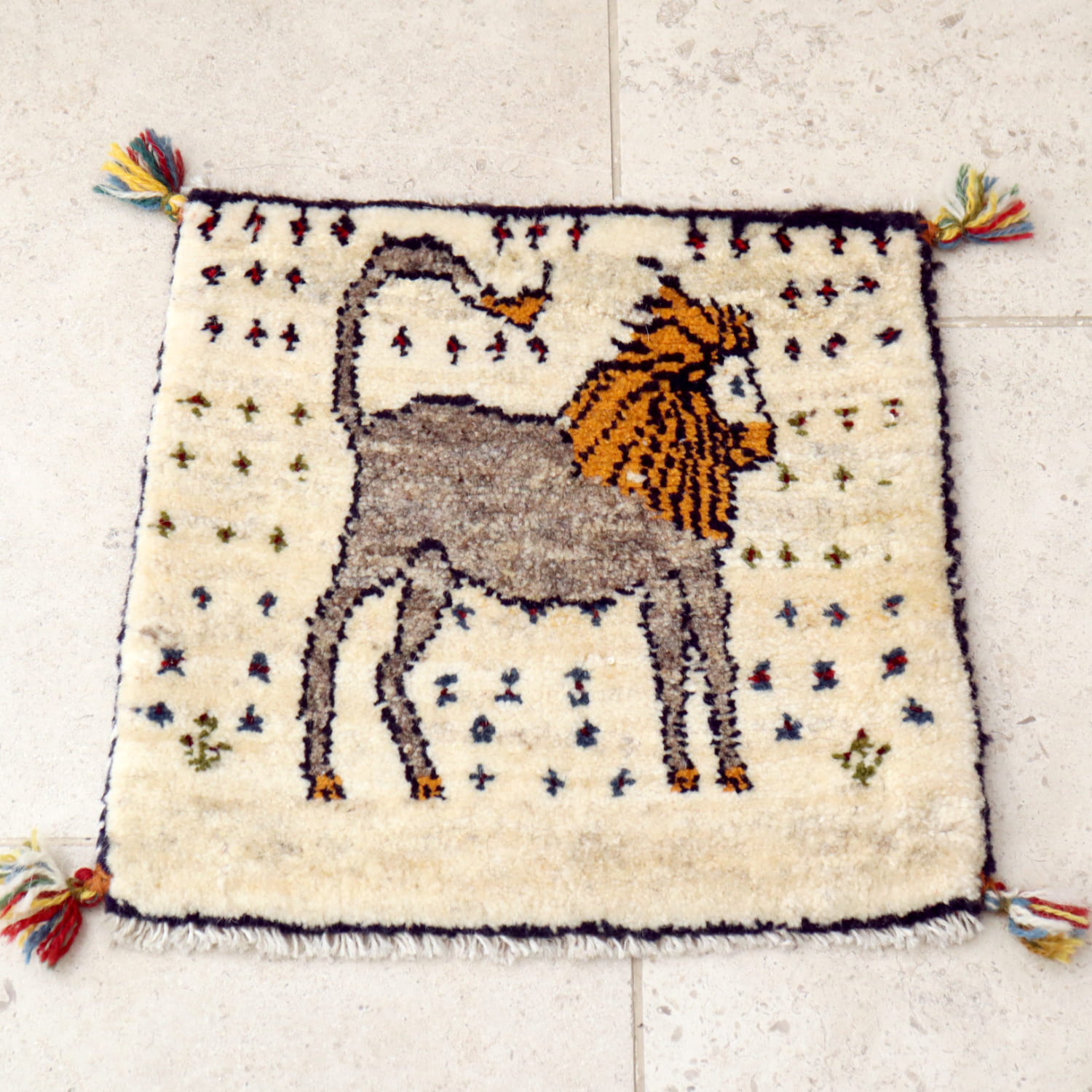 ギャッベ　イラン 手織り 42x45cm スタイルのいいライオン