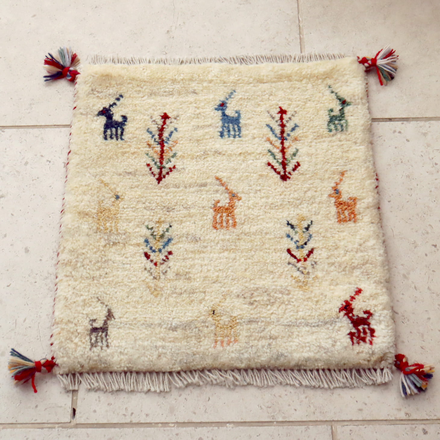 ギャッベ　イラン 手織り 44x41cm ナチュラルアイボリー　動物モチーフ