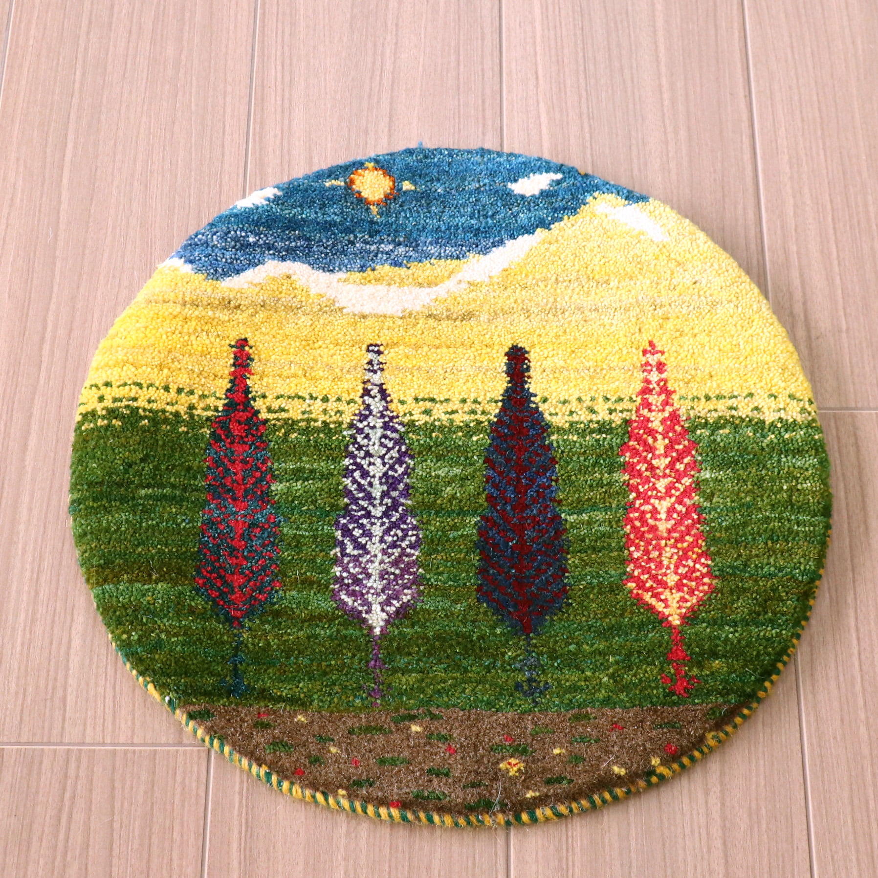 ギャッベ 円形　イラン産手織りギャベ42×42cm イトスギのある風景