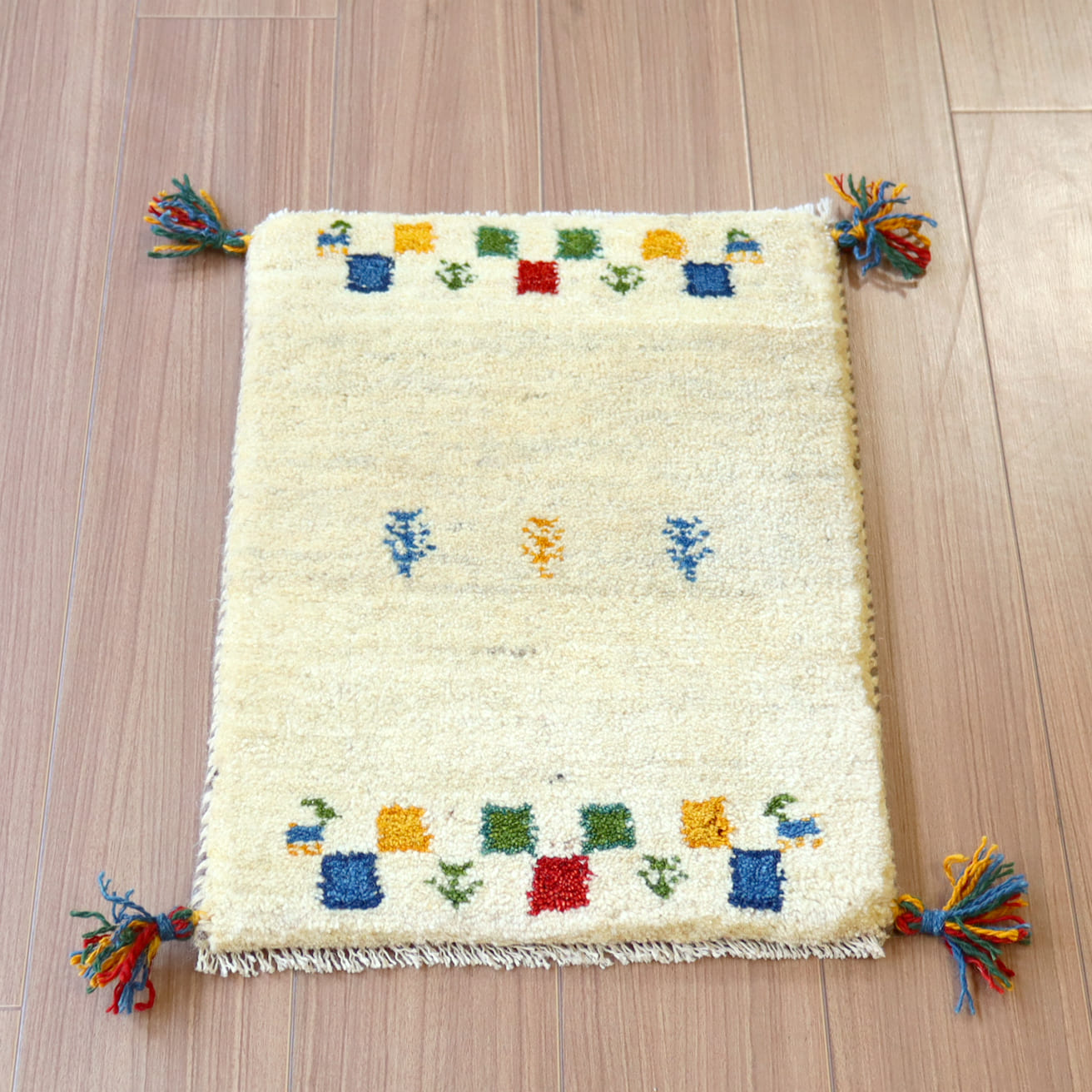 ギャッベ ミニギャベ イラン　 56x41cm ナチュラルアイボリー　カラフルなタイル