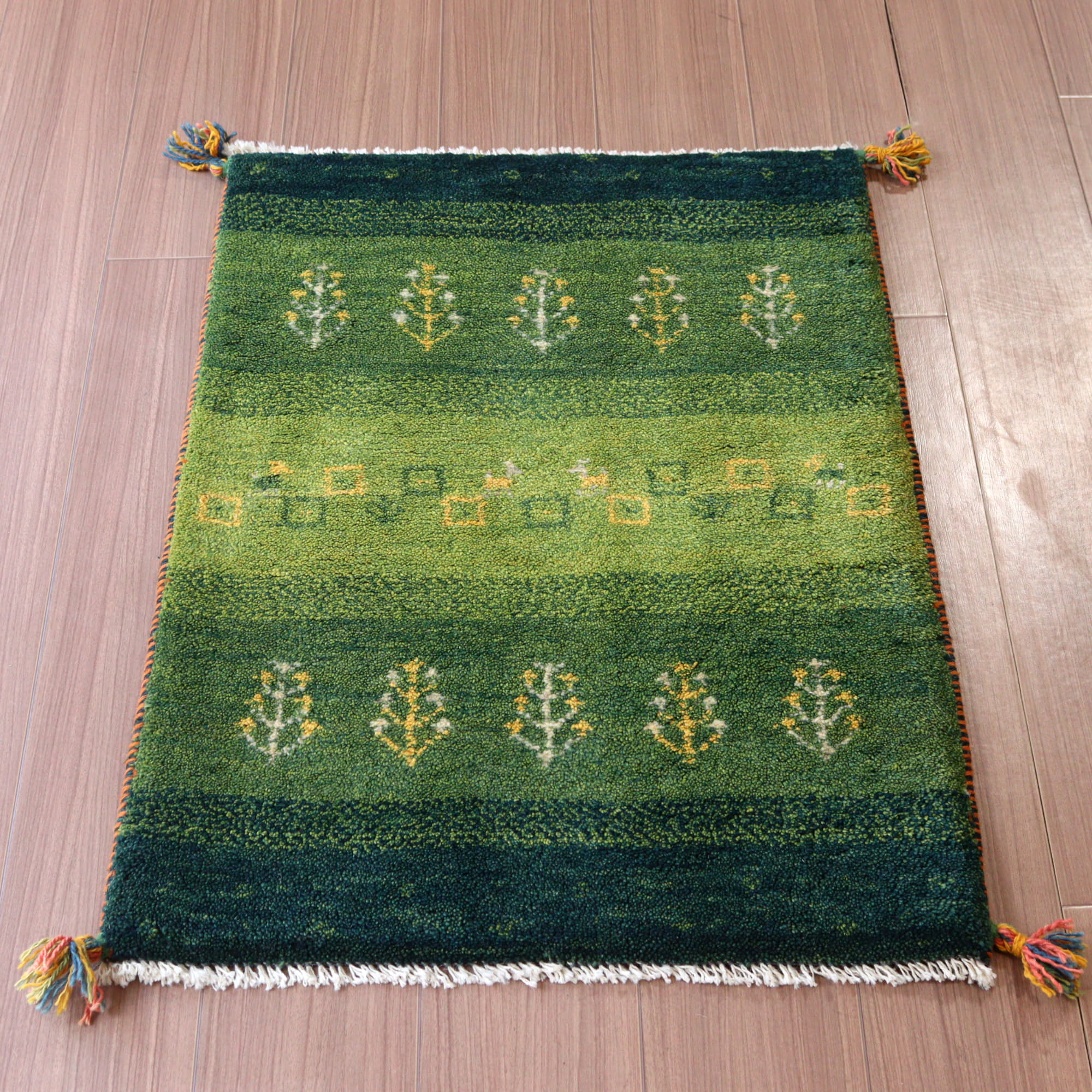 ギャッベ 手織り イラン産 88x62cm グリーン 植物と羊