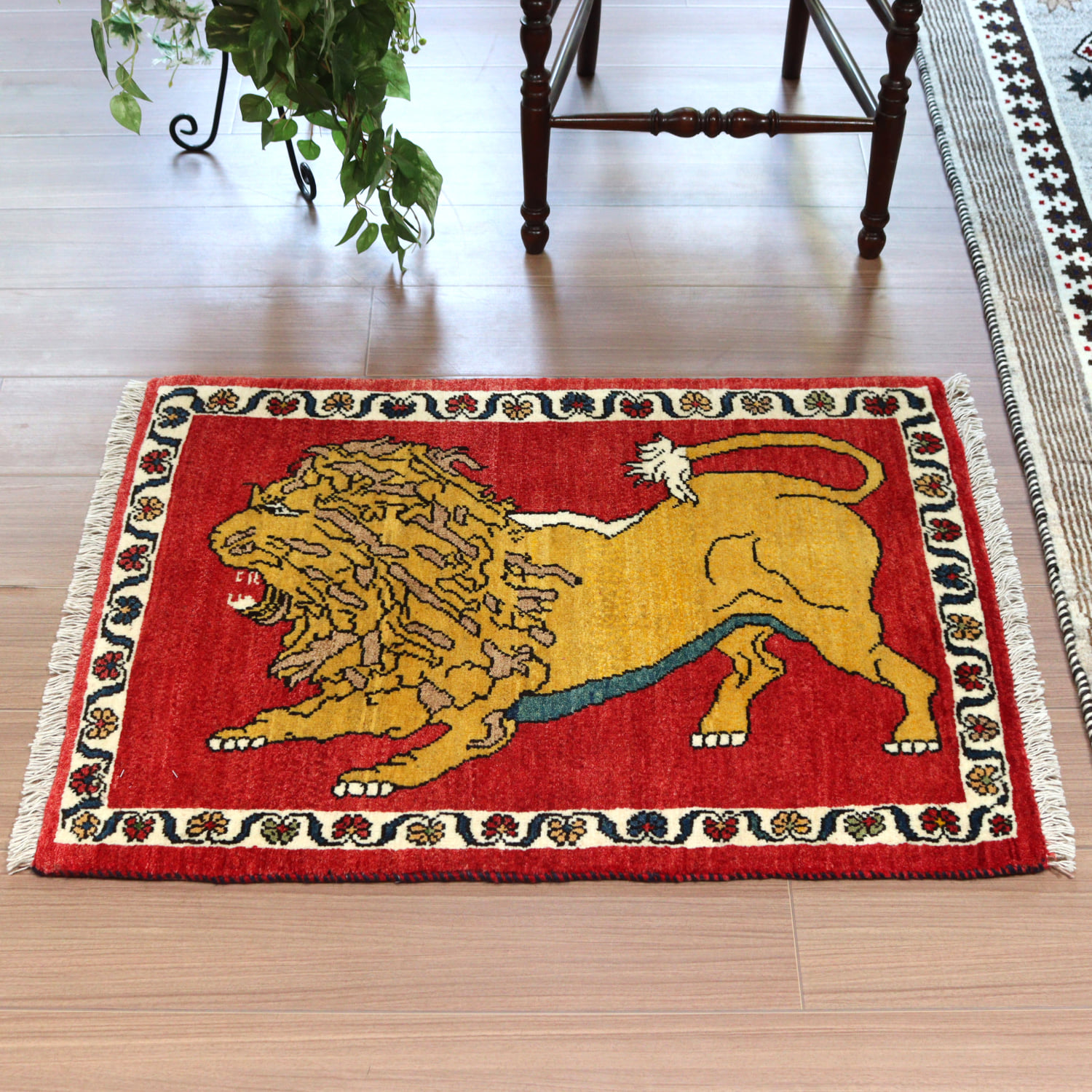 ギャッベ イランの手織りラグ 90x64cm 吠えるライオン
