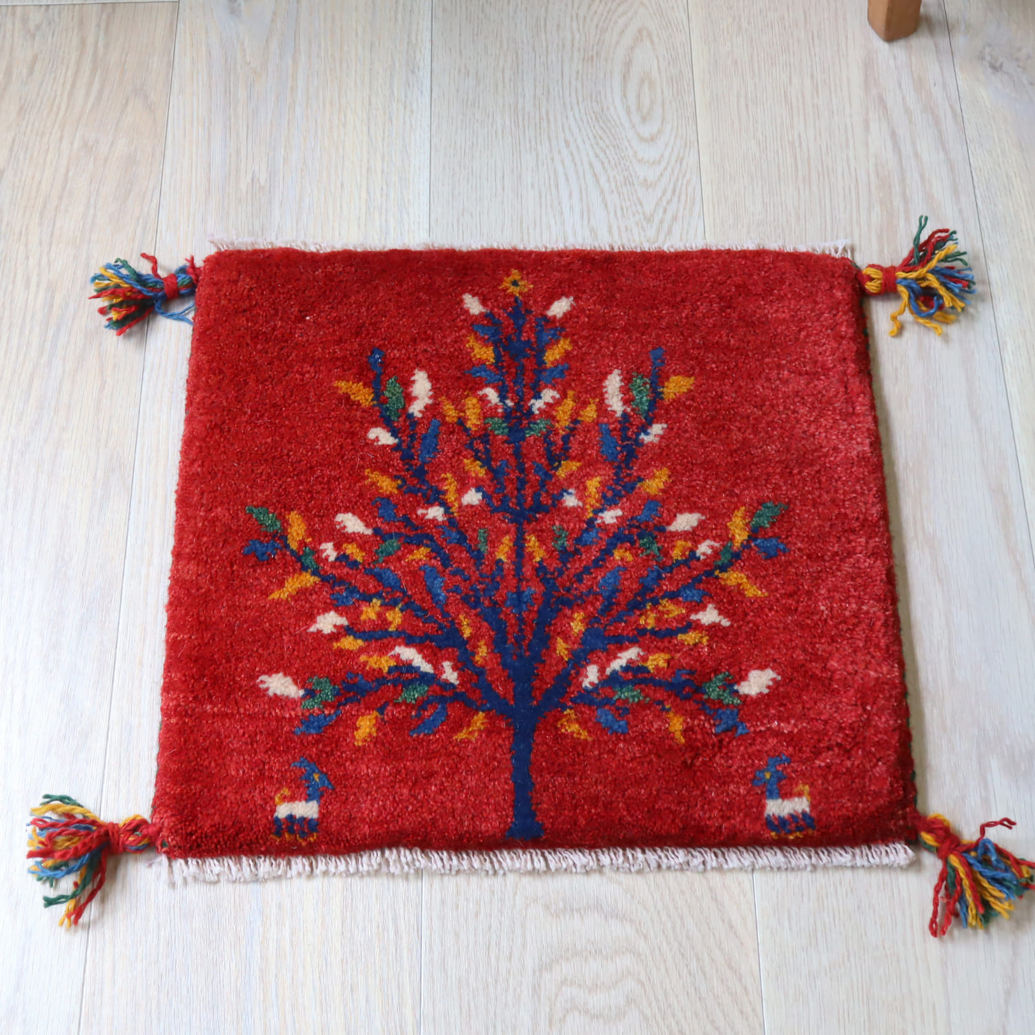 【15%OFF】ギャッベ イラン産手織り 座布団サイズ 39x43cm レッド　花をつけた生命の木