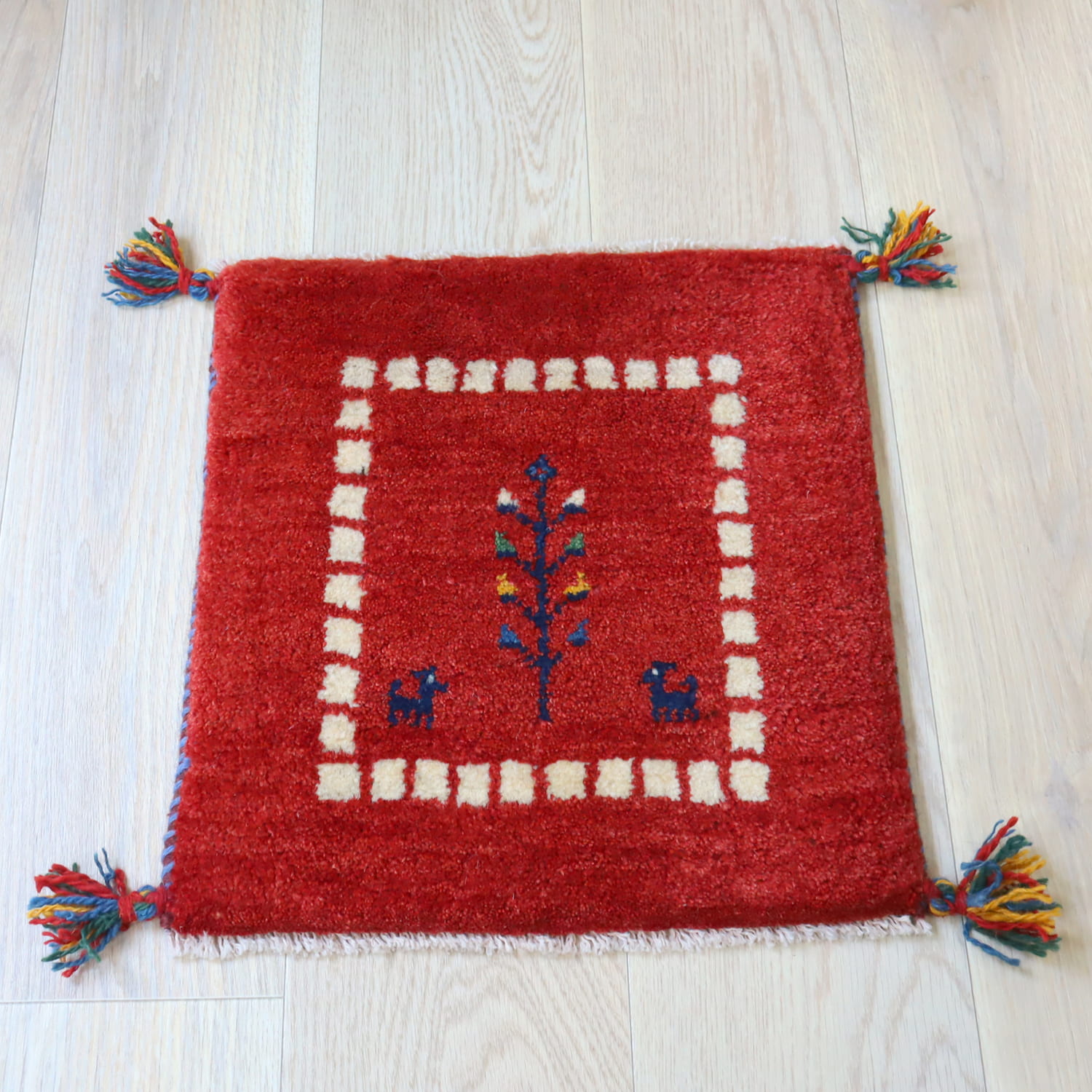 【15%OFF】ギャッベ イラン産手織り 座布団サイズ 42x41cm レッド　草花と動物モチーフ
