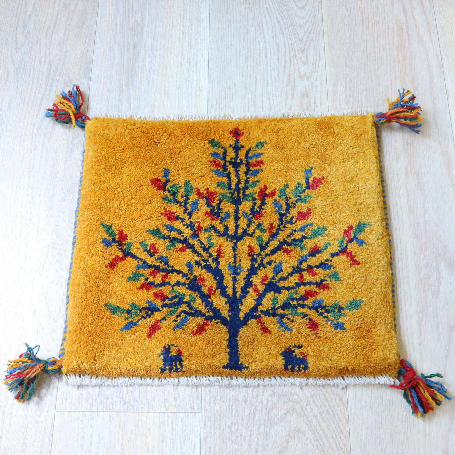 【15%OFF】ギャッベ イラン産手織り 座布団サイズ 38x43cm イエローオレンジ 花をつけた生命の木