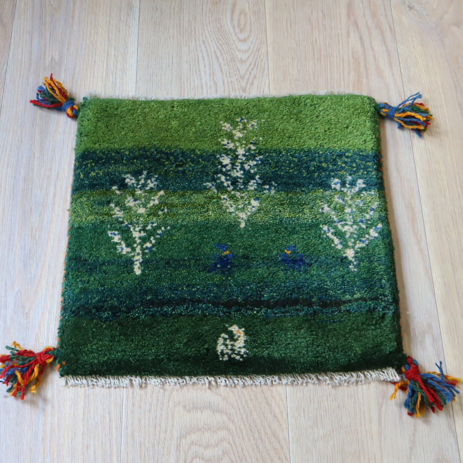 【15%OFF】ギャッベ イラン産手織り 座布団サイズ 38x40cm グリーン　生命の木と動物モチーフ