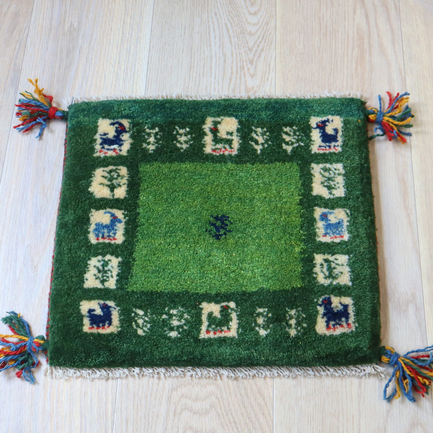 【15%OFF】ギャッベ イラン産手織り 座布団サイズ 37x41cm ２色のグリーン　タイル