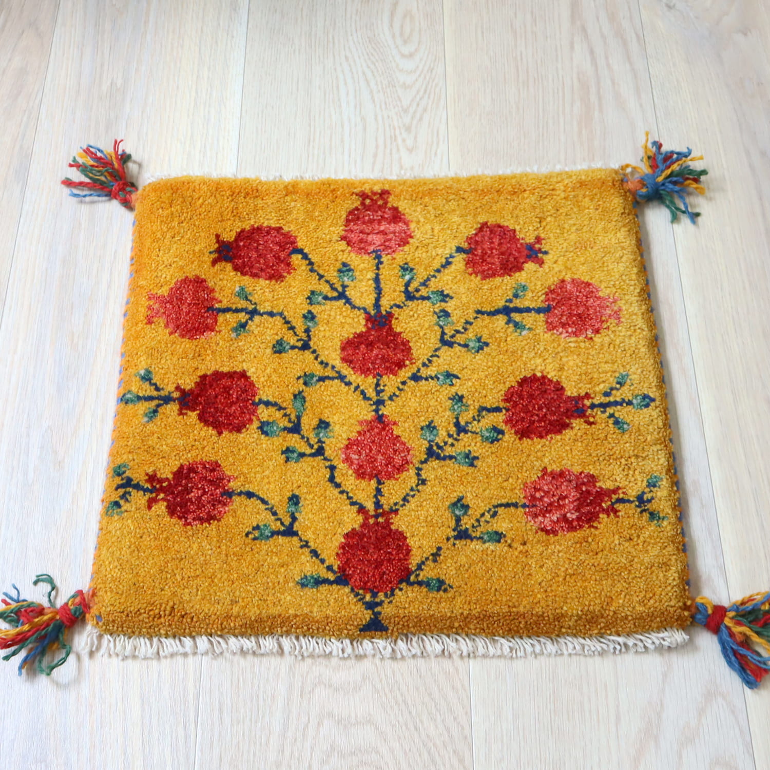 【15%OFF】ギャッベ イラン産手織り 座布団サイズ 39x42cm イエローオレンジ　ザクロの実