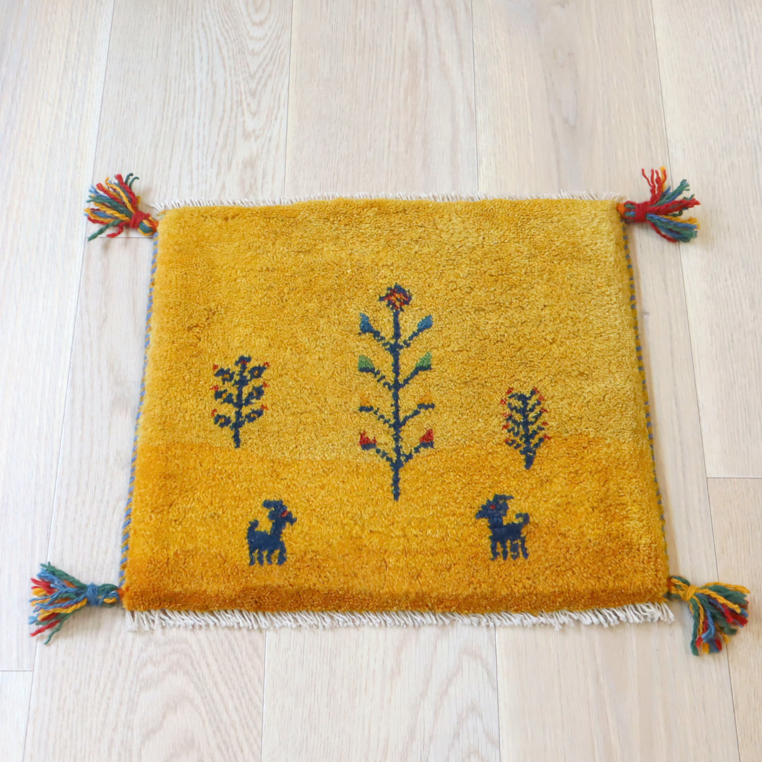 【15%OFF】ギャッベ イラン産手織り 座布団サイズ 38x44cm イエローオレンジ　草花と動物