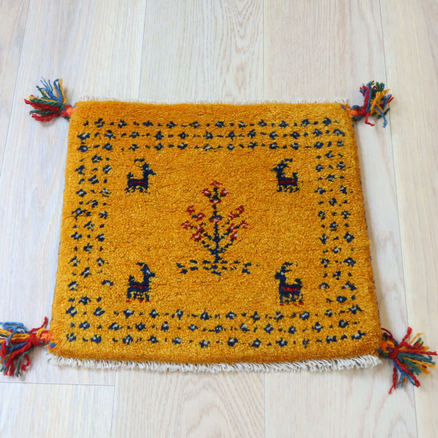 【15%OFF】ギャッベ イラン産手織り 座布団サイズ 37x41cm イエローオレンジ　草花と動物モチーフ