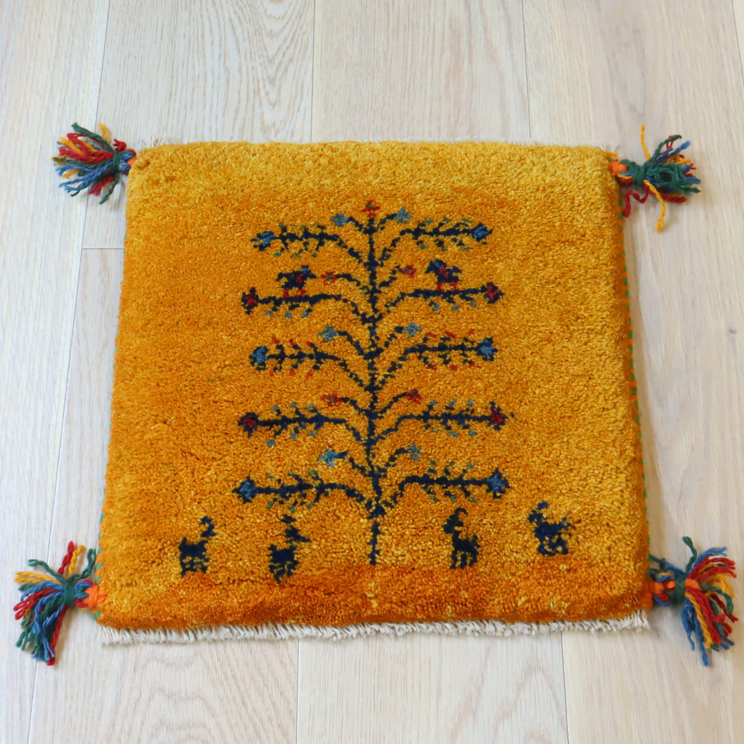 【15%OFF】ギャッベ イラン産手織り 座布団サイズ 39x39cm イエローオレンジ　生命の木と動物モチーフ