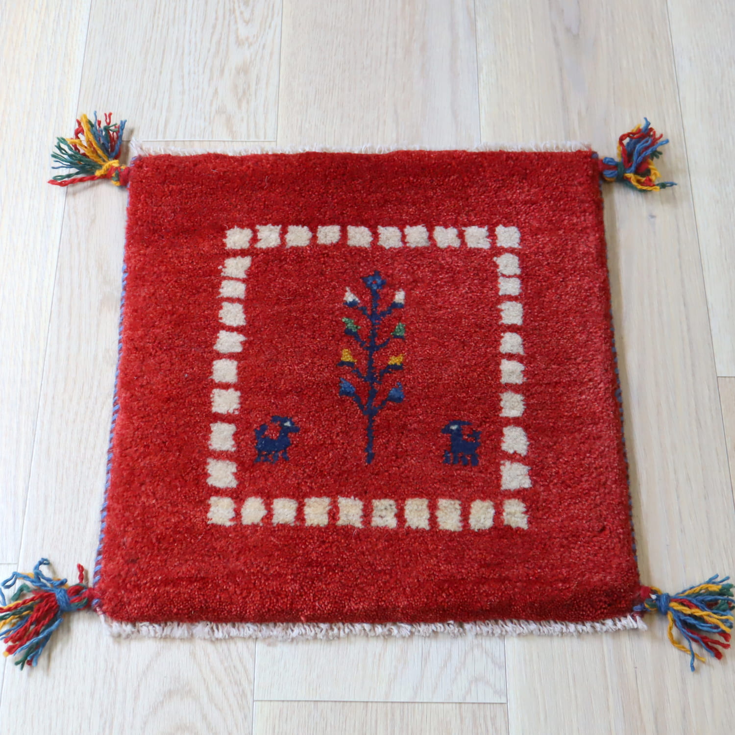 【15%OFF】ギャッベ イラン産手織り 座布団サイズ 42x41cm レッド　草花と動物モチーフ
