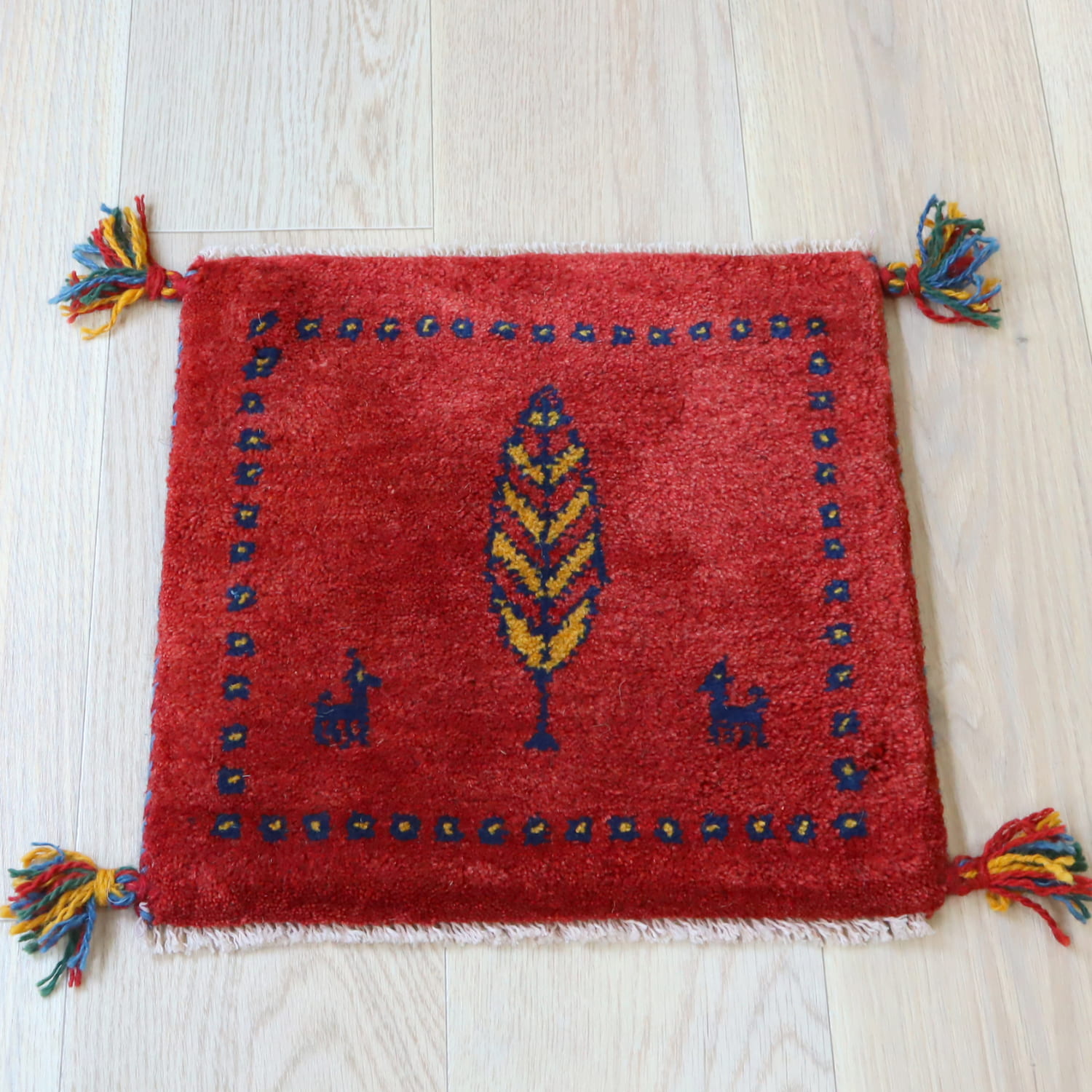 【15%OFF】ギャッベ イラン産手織り 座布団サイズ 38x39cm レッド　木の葉のような生命の木