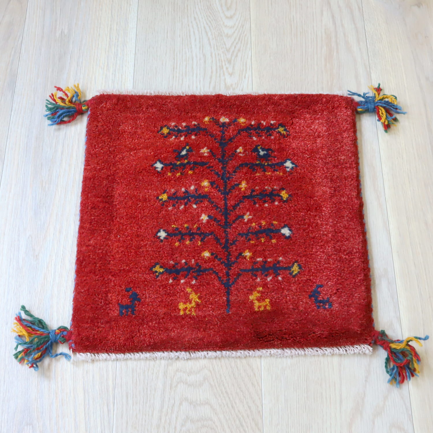 【15%OFF】ギャッベ イラン産手織り 座布団サイズ 38x39cm レッド　生命の木と動物モチーフ