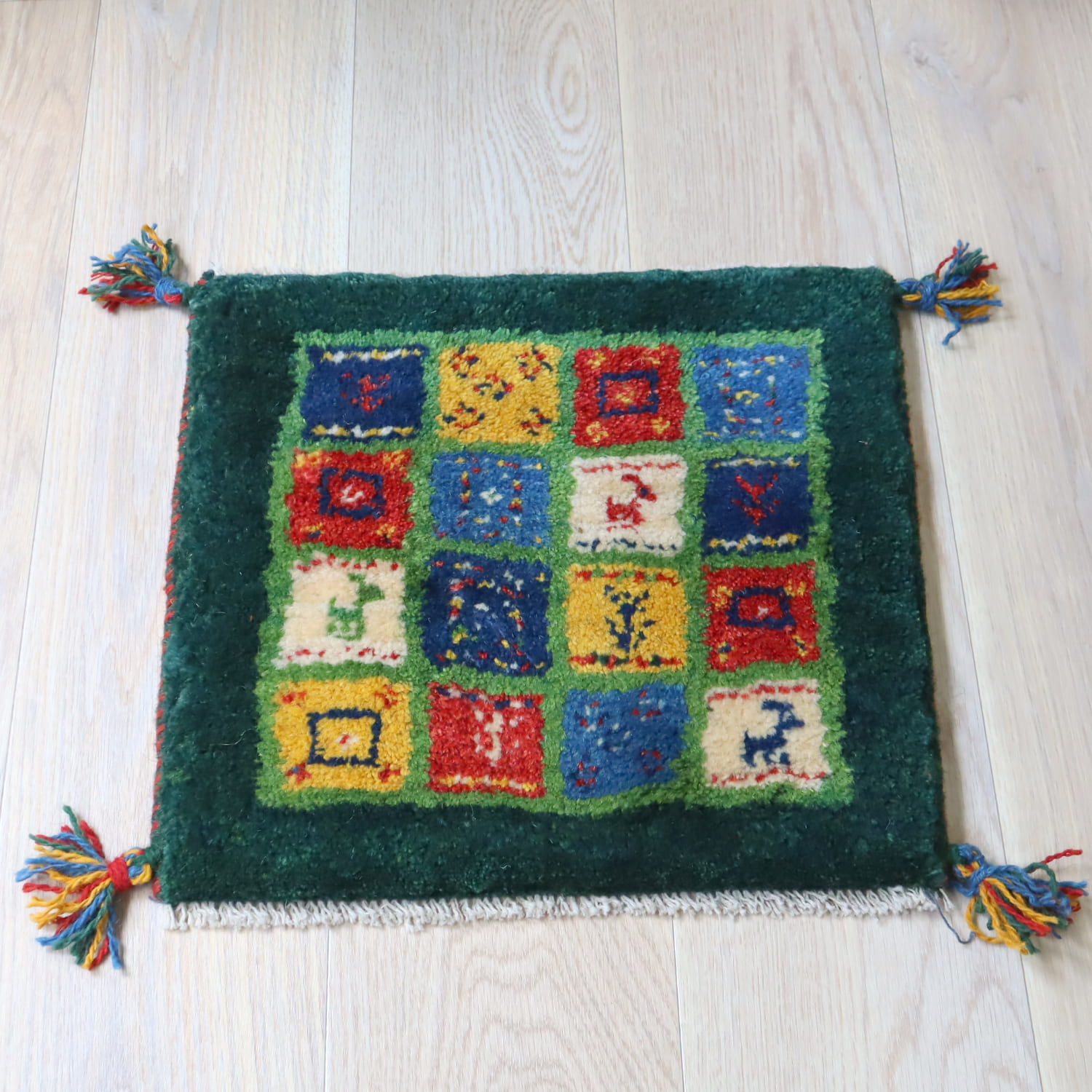 【15%OFF】ギャッベ イラン産手織り 座布団サイズ 40x44cm カラフルなモザイクタイル