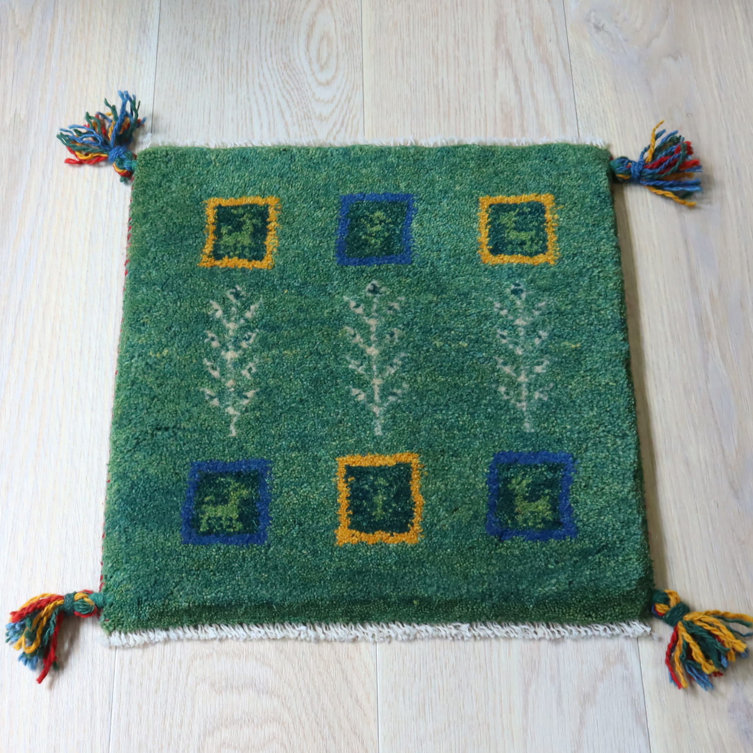【15%OFF】ギャッベ イラン産手織り 座布団サイズ 40x39cm グリーン　草花と動物モチーフ
