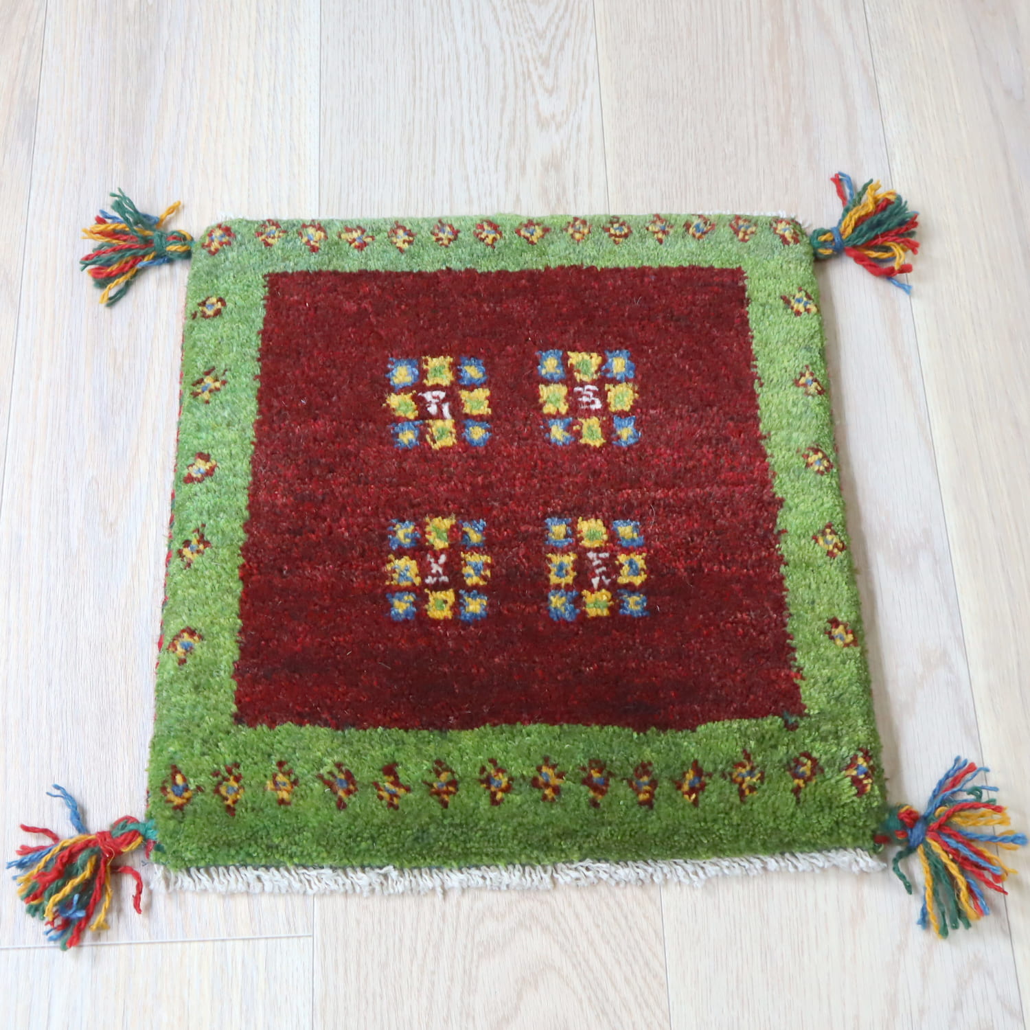【15%OFF】ギャッベ イラン産手織り 座布団サイズ 39x39cm 深いレッド　明るいグリーン