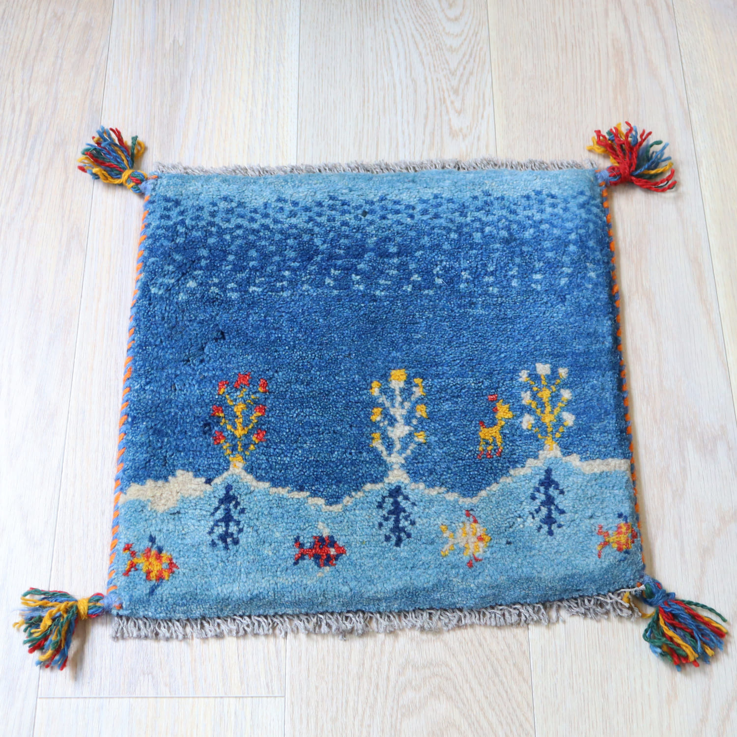 【15%OFF】ギャッベ イラン産手織り 座布団サイズ 40x41cm ブルー　魚の泳ぐ湖
