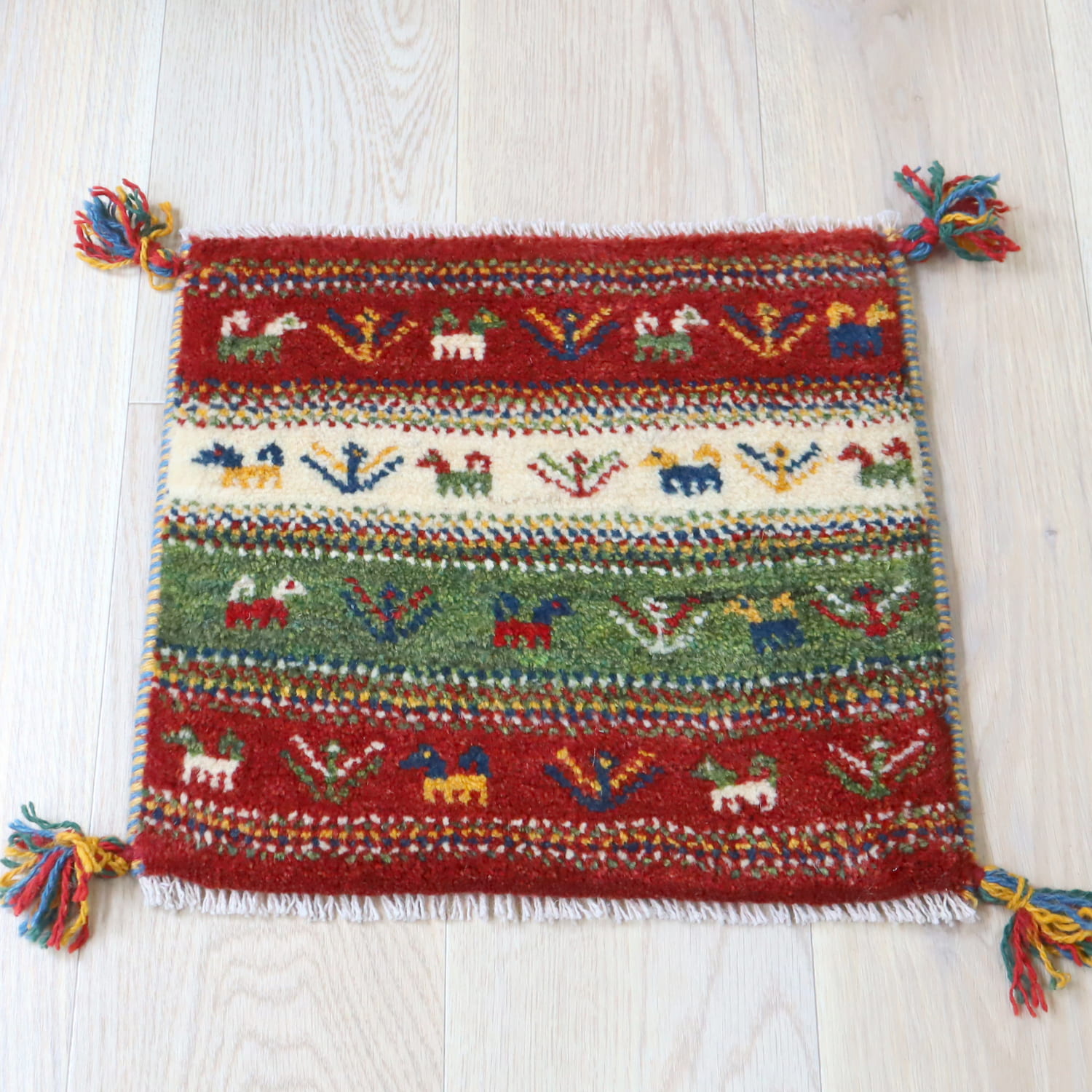 【15%OFF】ギャッベ イラン産手織り 座布団サイズ 38x43cm レッド　グリーン　ストライプ