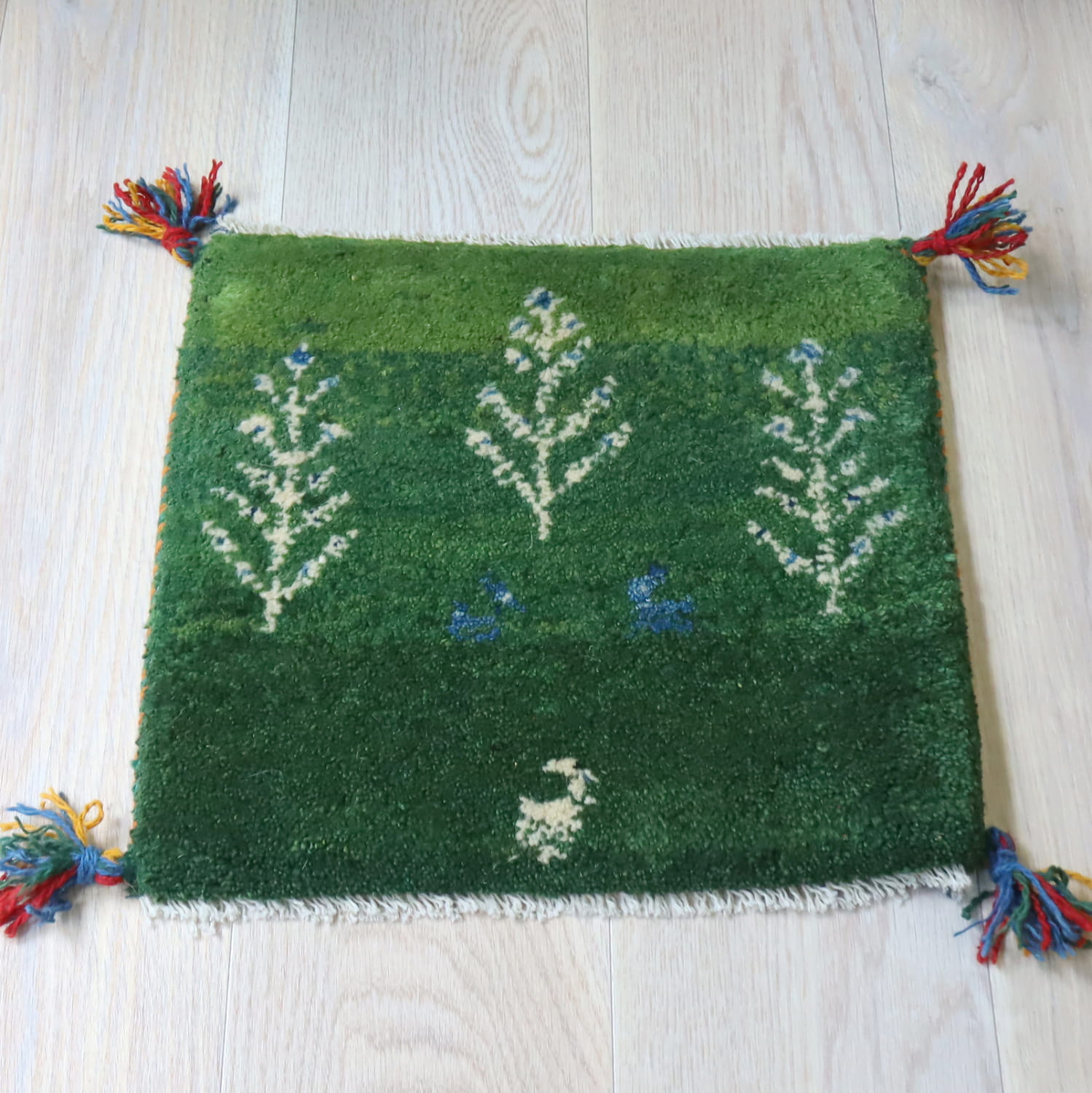 【15%OFF】ギャッベ イラン産手織り 座布団サイズ 38x43cm グリーン　生命の木と動物モチーフ