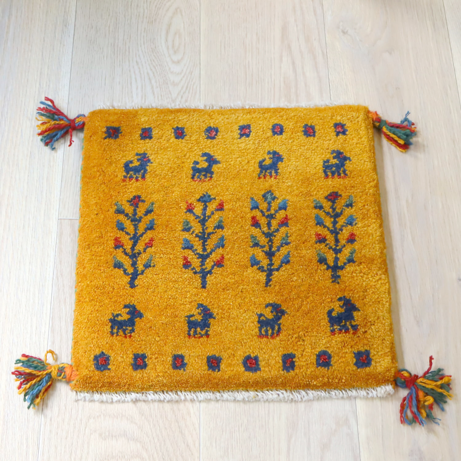 【15%OFF】ギャッベ イラン産手織り 座布団サイズ 39x39cm イエローオレンジ　草花と動物