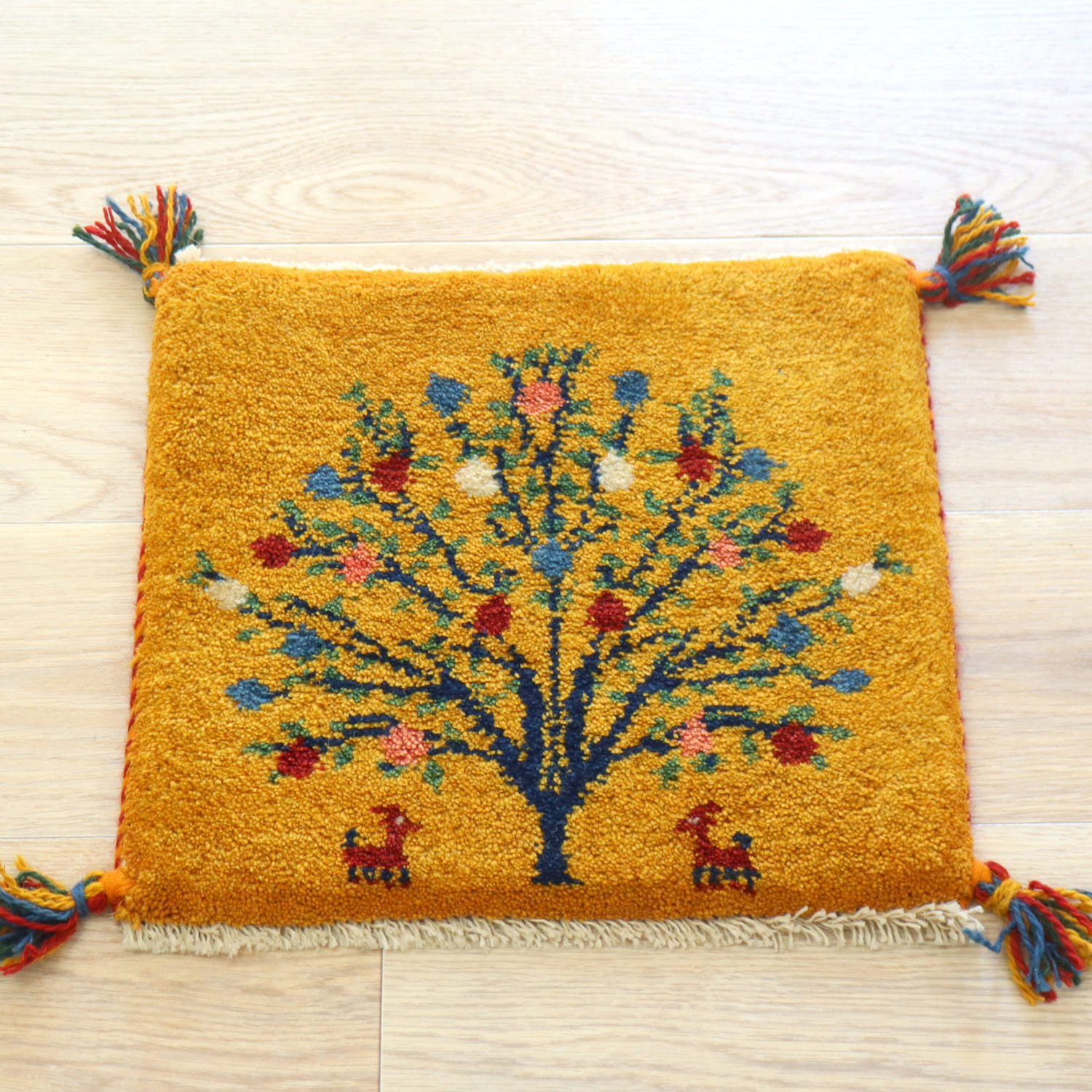 ギャッベ イラン産手織り 座布団サイズ 38x42cm イエロー　花をつけた生命の木