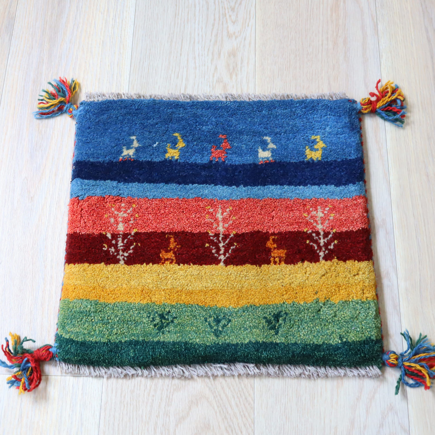 【15%OFF】ギャッベ イラン産手織り 座布団サイズ 37x41cm 風景デザイン　レインボウカラー