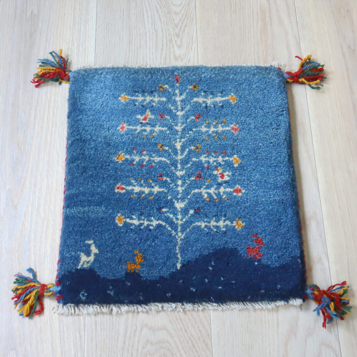 【15%OFF】ギャッベ イラン産手織り 座布団サイズ 40x37cm ブルー　生命の木と動物モチーフ
