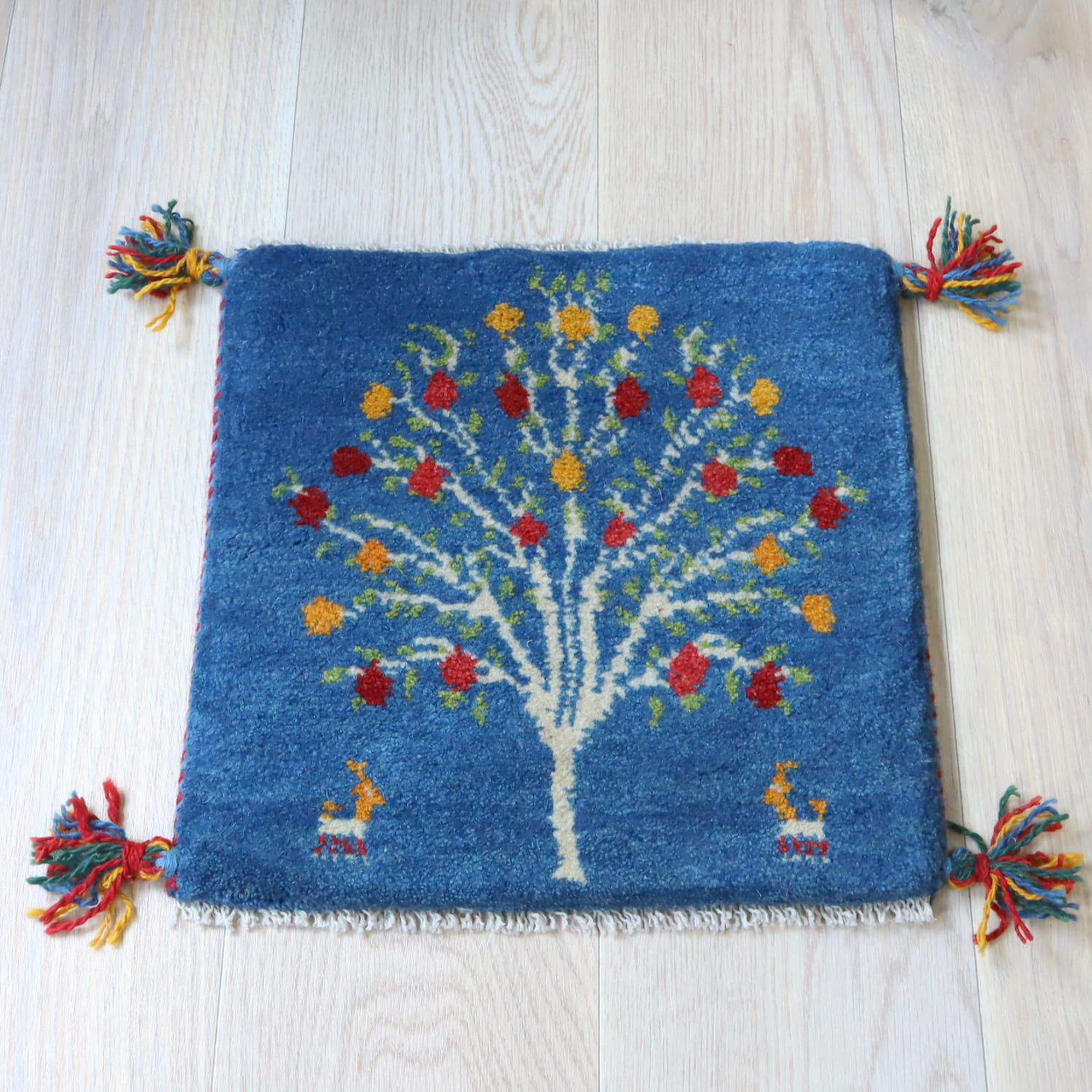 【15%OFF】ギャッベ イラン産手織り 座布団サイズ 38x39cm ブルーイエローオレンジ 花をつけた生命の木