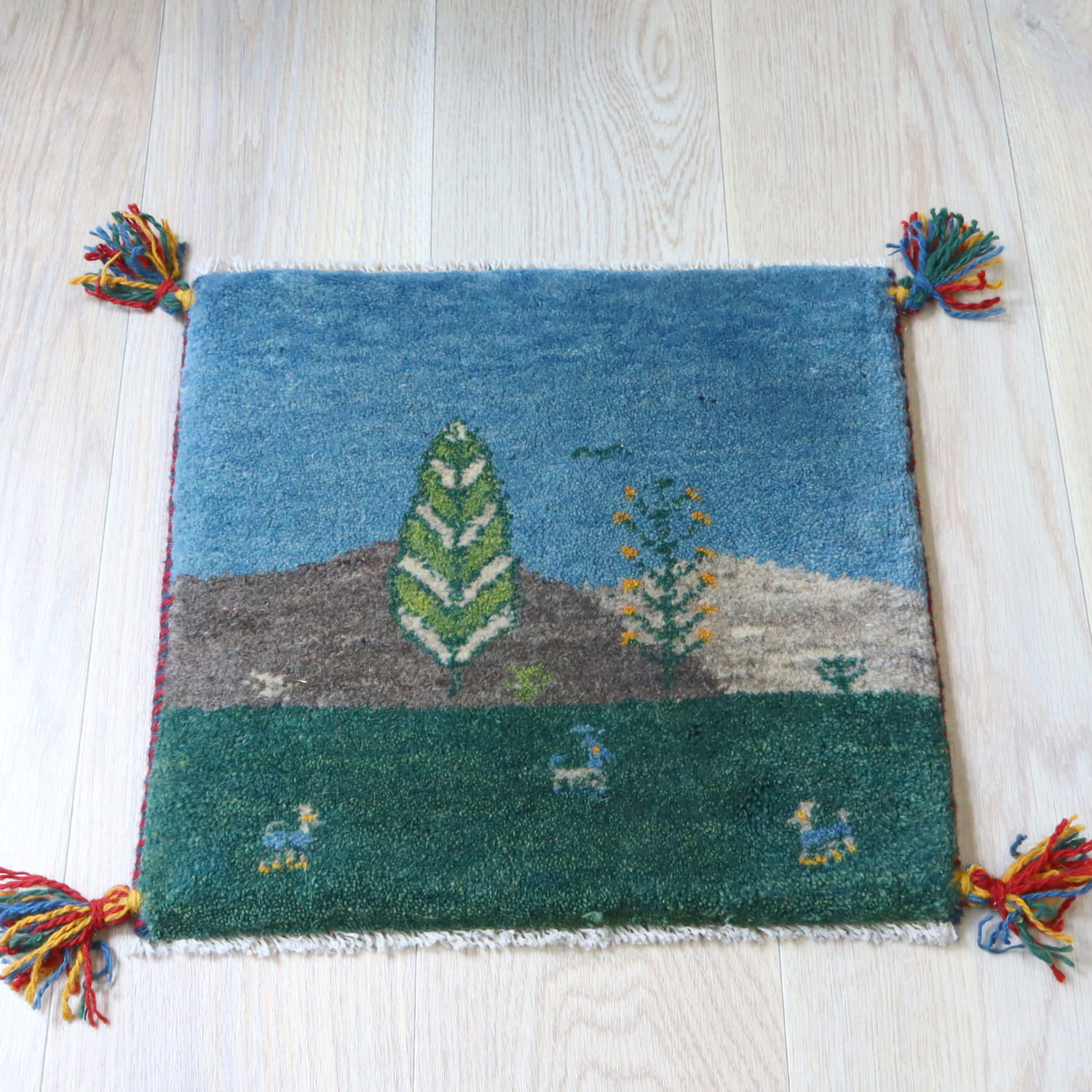 【15%OFF】ギャッベ イラン産手織り 座布団サイズ 39x43cm ブルー　風景のギャッベ
