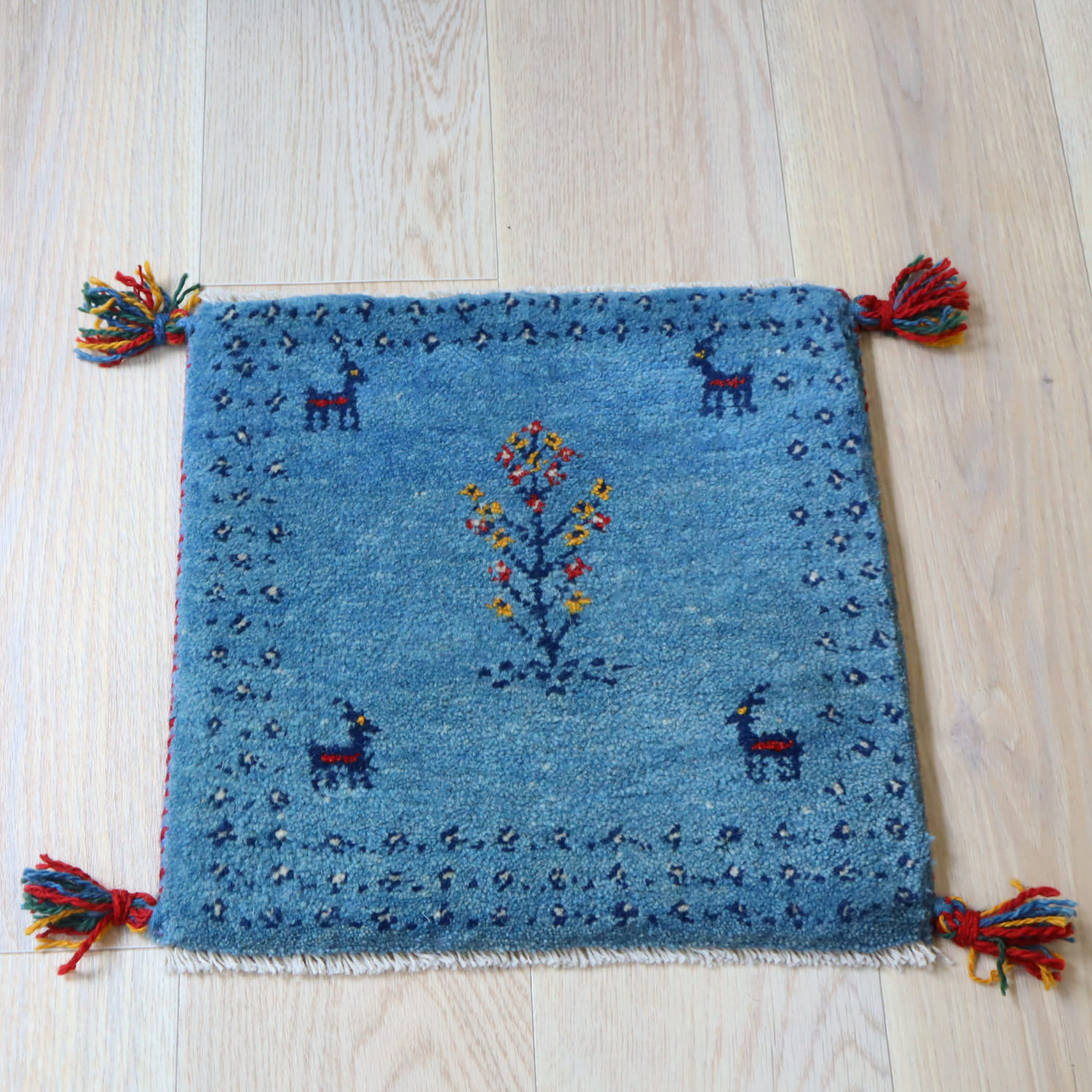 【15%OFF】ギャッベ イラン産手織り 座布団サイズ 39x41cm 明るいブルー　　草花と動物モチーフ