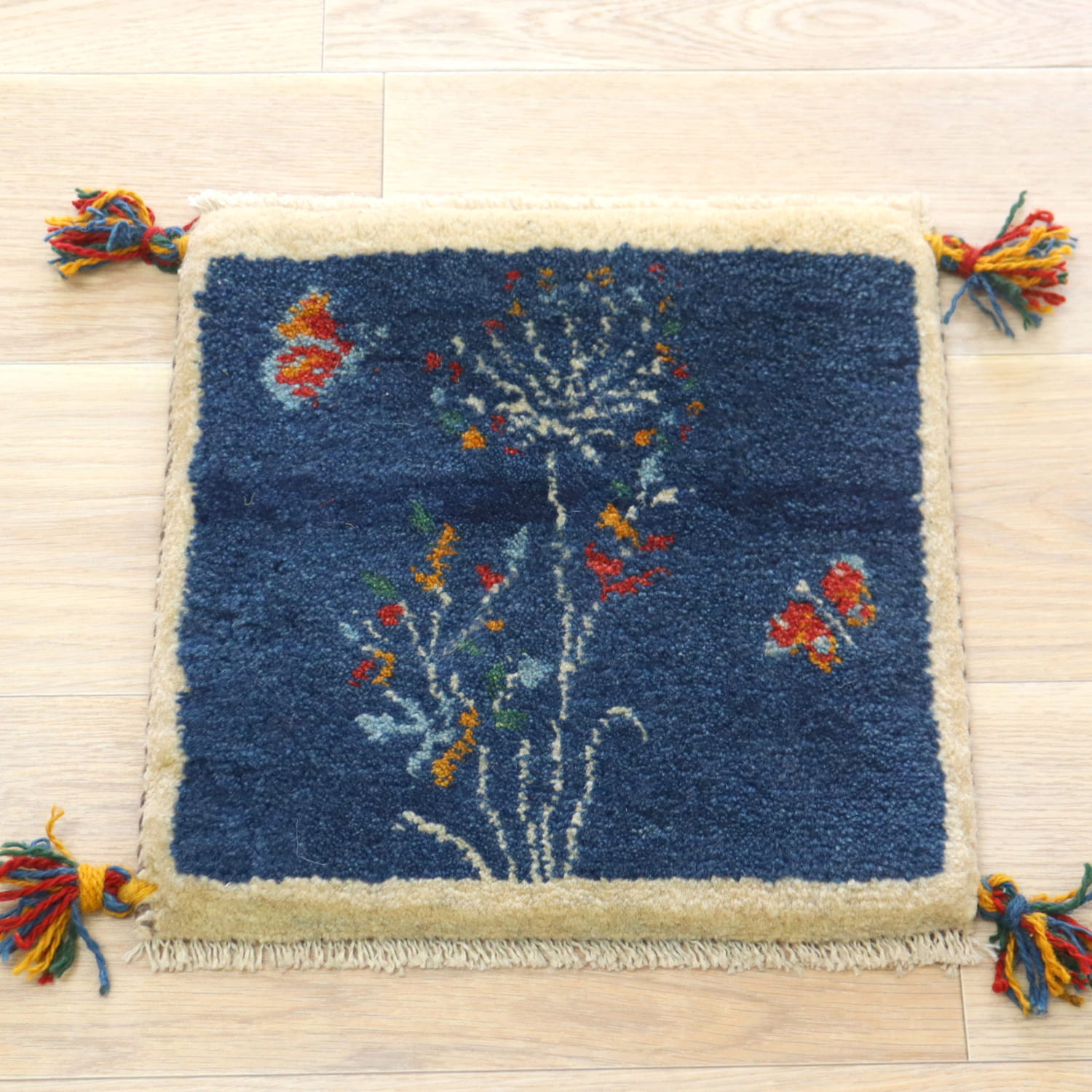 ギャッベ イラン産手織り 座布団サイズ 39x39cm ネイビーブルー　花と蝶