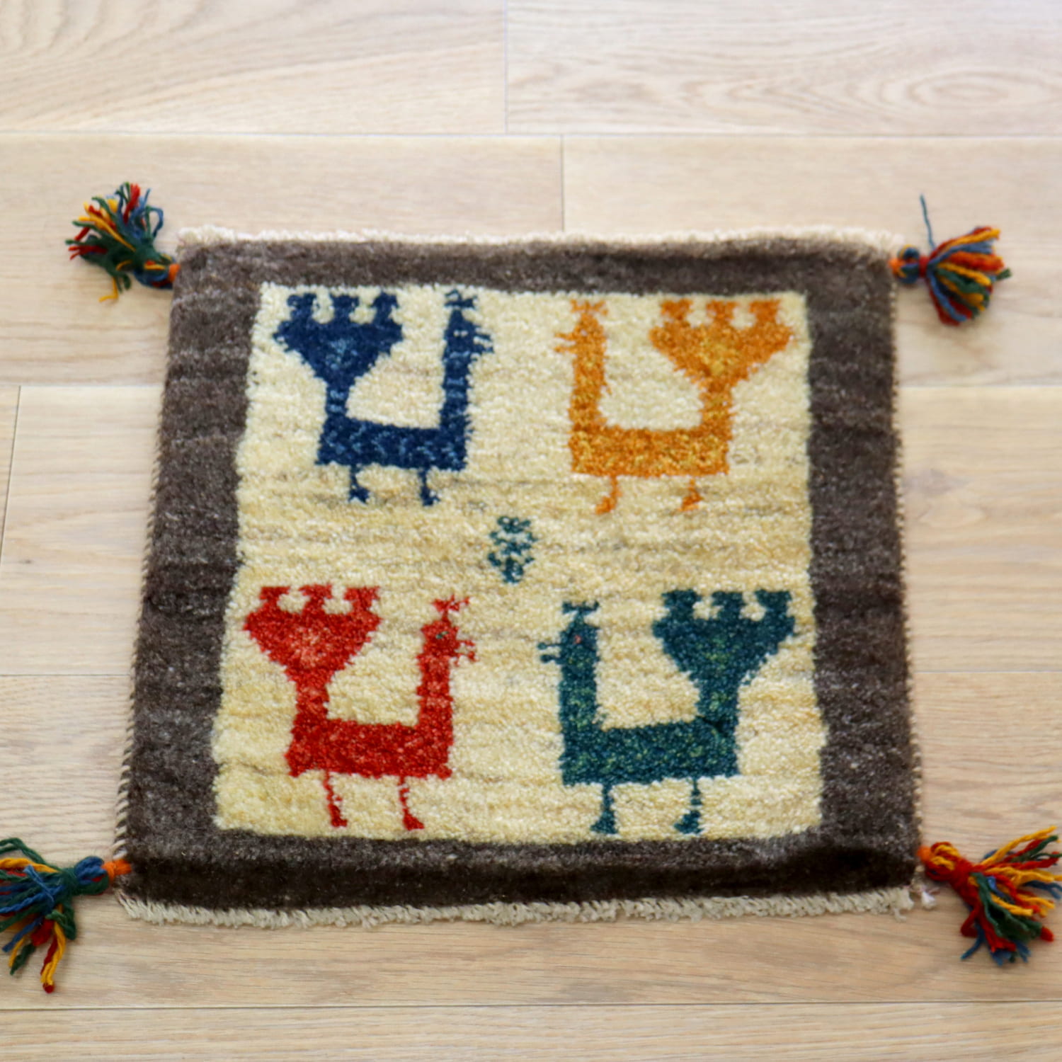 ギャッベ イラン産手織り 座布団サイズ 40x42cm ４色の孔雀