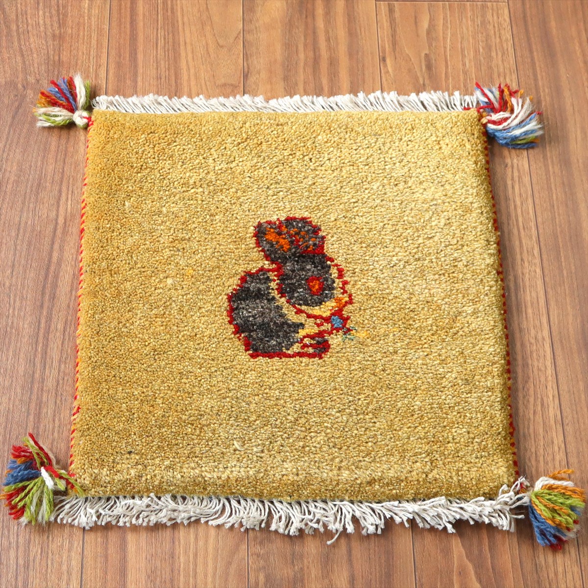 ギャッベ イラン産手織り 座布団サイズ44×42cm ゴールデンイエロー 草をはむうさぎ