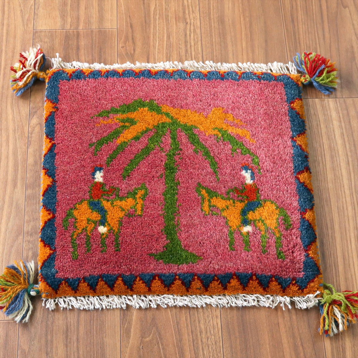 ギャッベ イラン産手織り 座布団サイズ41×43cm マゼンダ 向かい合う馬と遊牧民