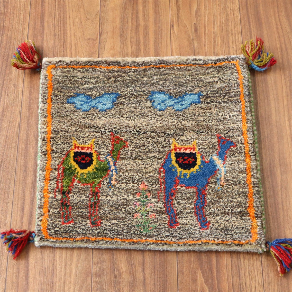 ギャッベ イラン産手織り 座布団サイズ41×42cm ナチュラルブラウングレー カラフルなラクダ