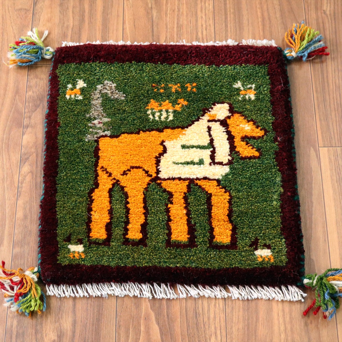 ギャッベ イラン産手織り 座布団サイズ40×37cm グリーン＆イエロー 鋭い目つきのライオン