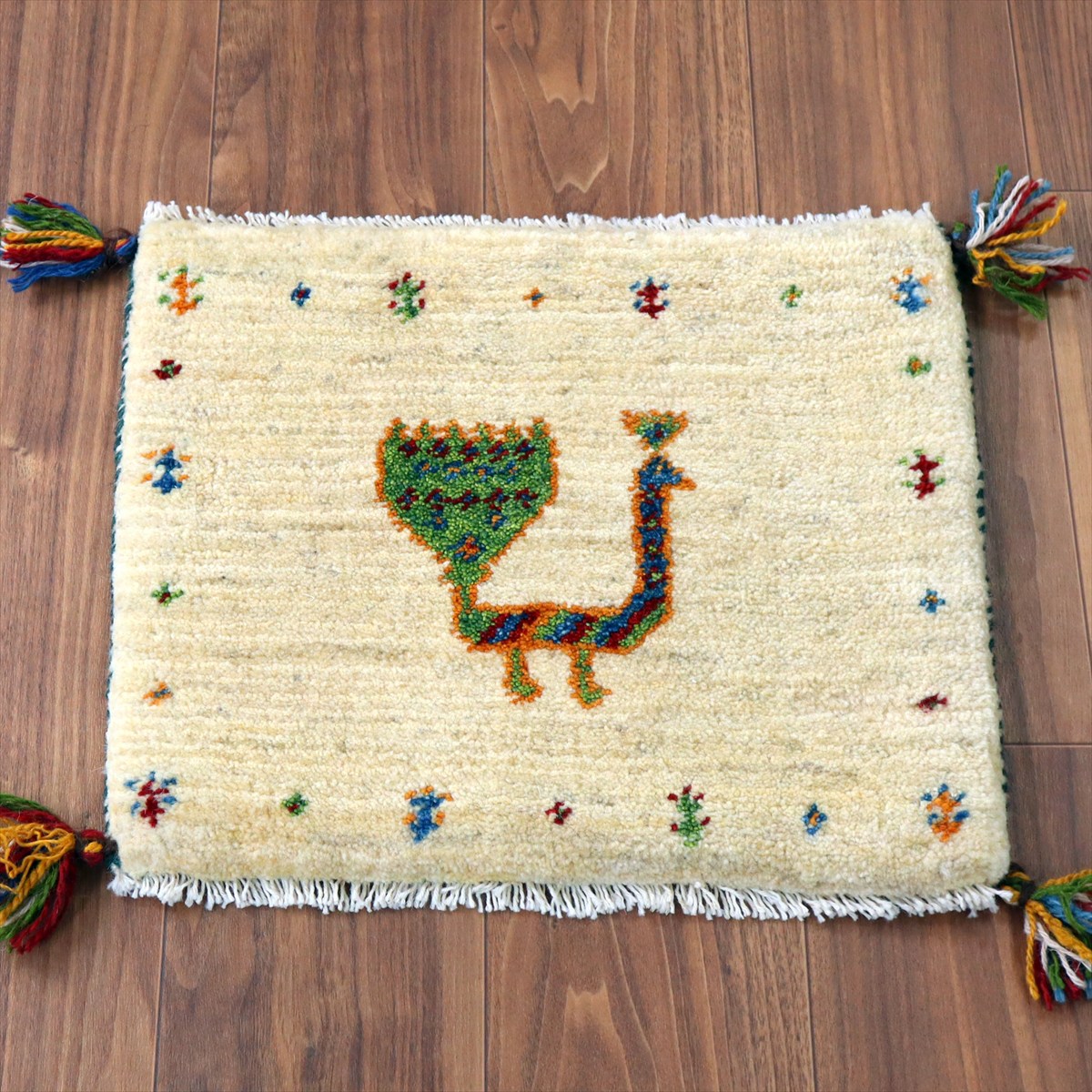 ギャッベ イラン産手織り 座布団サイズ38×43cm ナチュラルアイボリー カラフルな孔雀