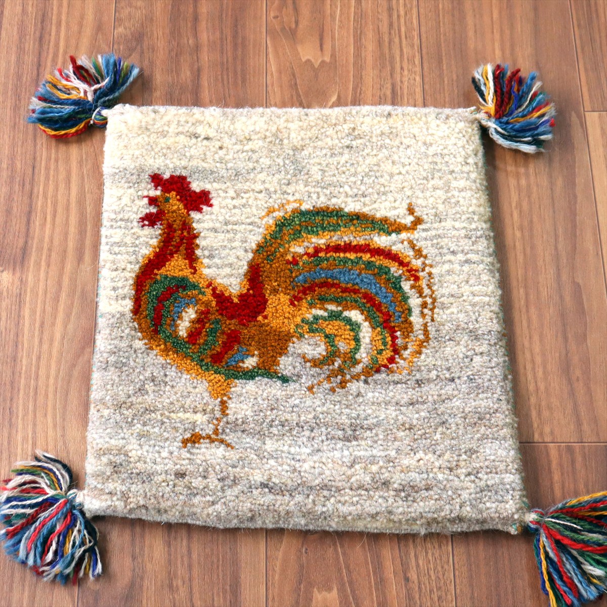 ギャッベ イラン産手織り 座布団サイズ39×35cm ナチュラルアイボリー カラフルなニワトリ