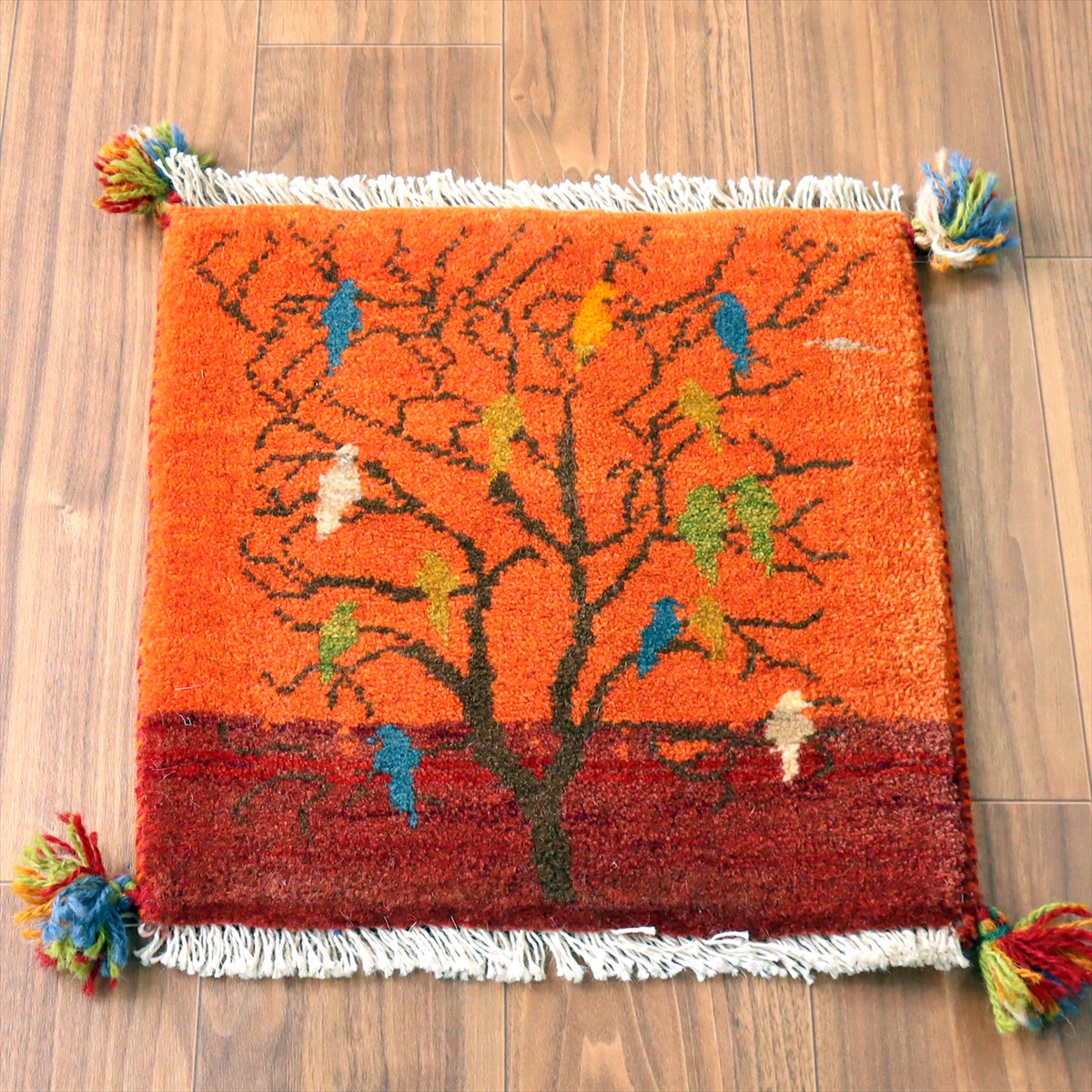 ギャッベ イラン産手織り 座布団サイズ43×43cm オレンジ＆レッド 木に佇む鳥