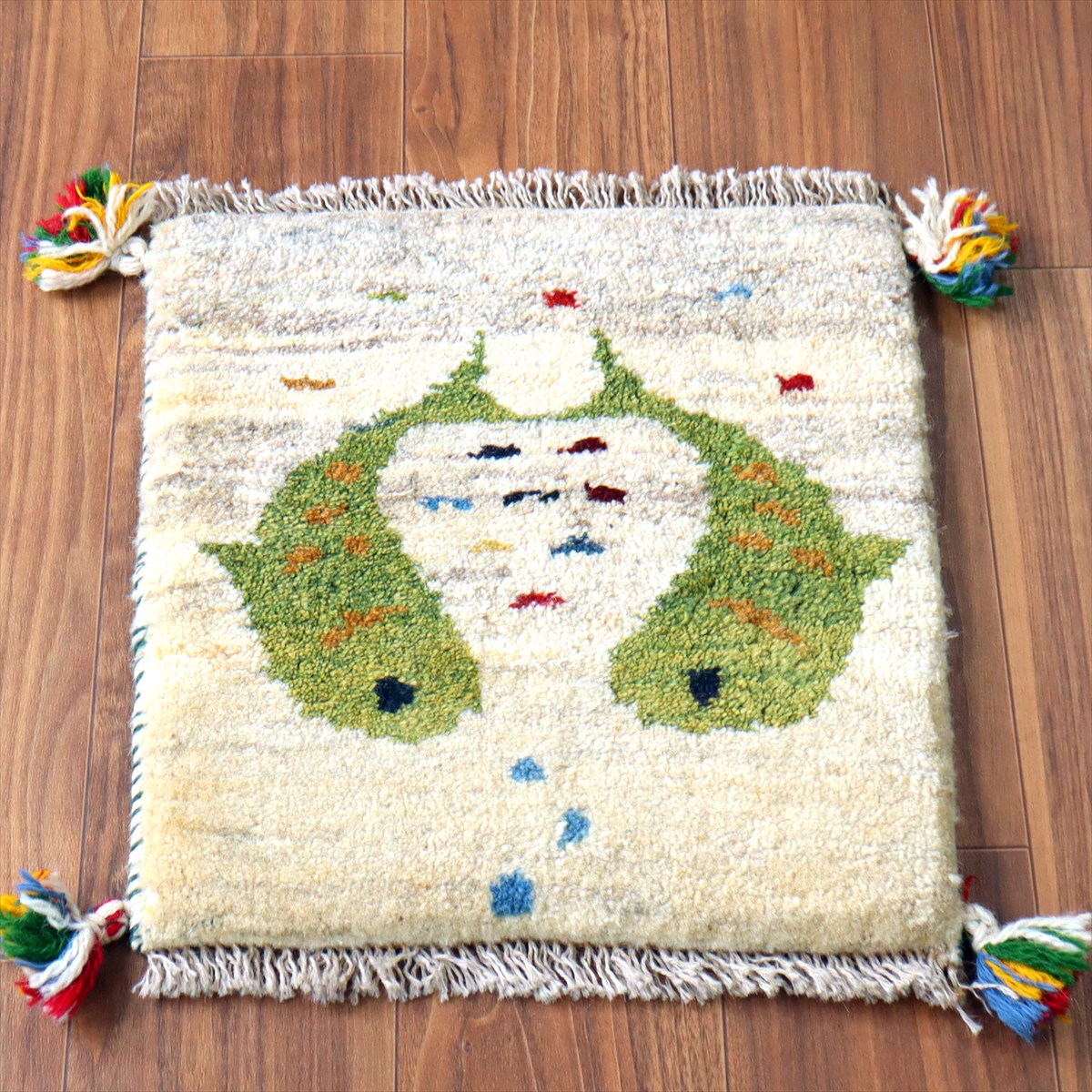 ギャッベ イラン産手織り 座布団サイズ43×40cm ナチュラルアイボリー 向かい合うサメ