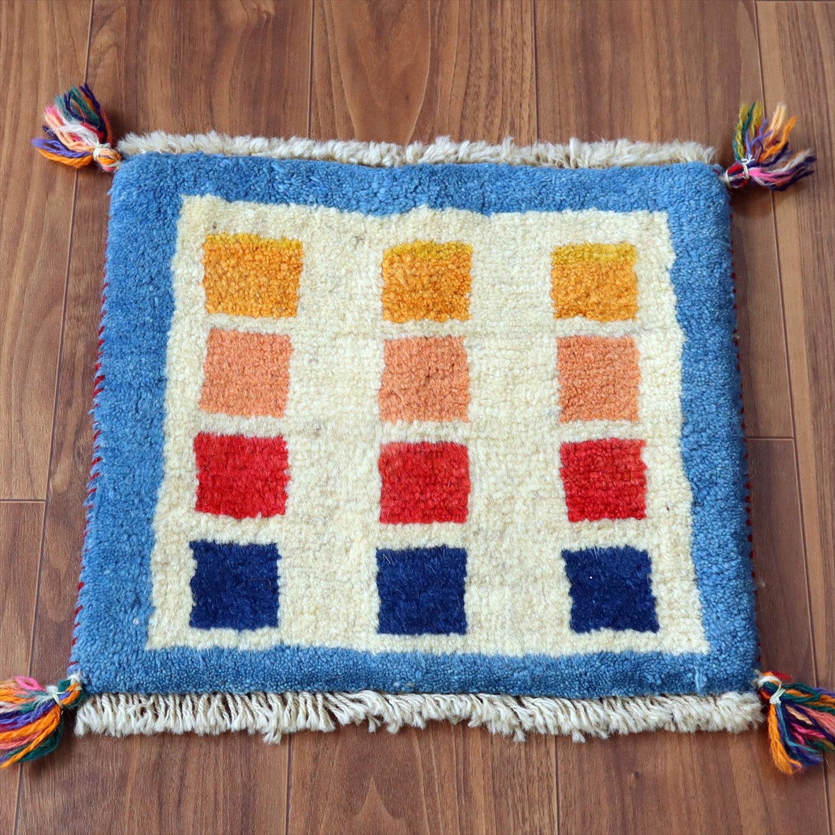 ギャッベ イラン産手織り 座布団サイズ37×39cm ナチュラルアイボリー カラフルタイル