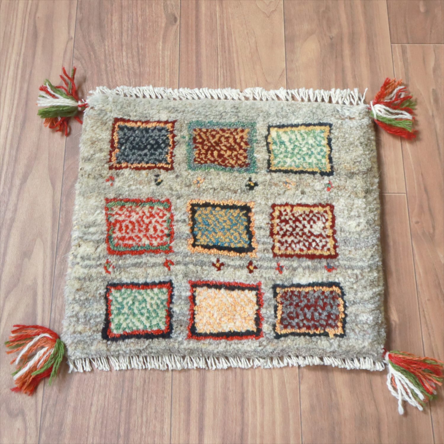 ギャッベ イラン産手織り 座布団サイズ 35x39cm ナチュラルグレー　タイル